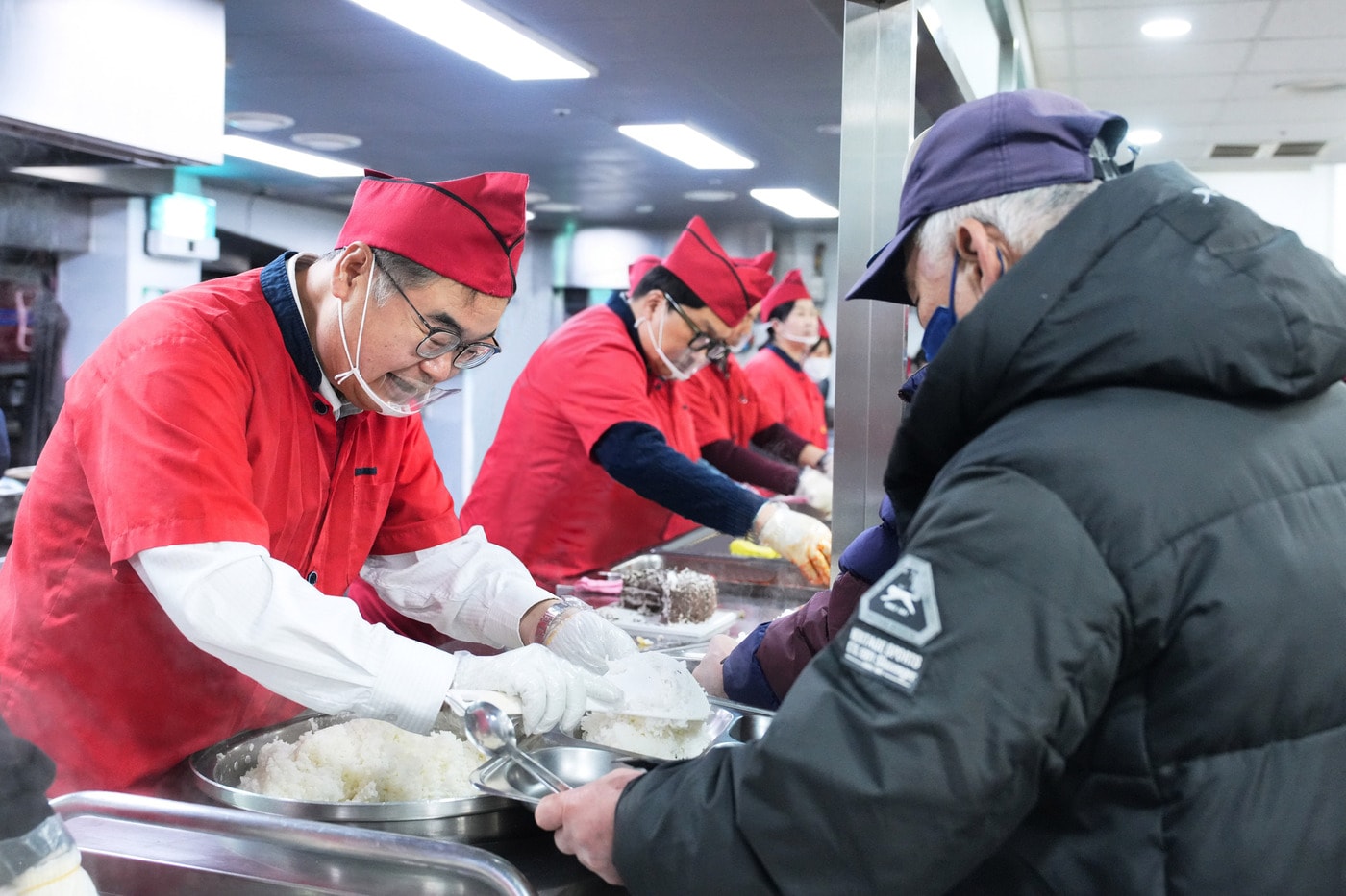 21일 안나의 집에서 봉사활동 중인 콘야마 마나부 한국토요타자동차 대표이사 사장. (한국토요타자동차 제공)