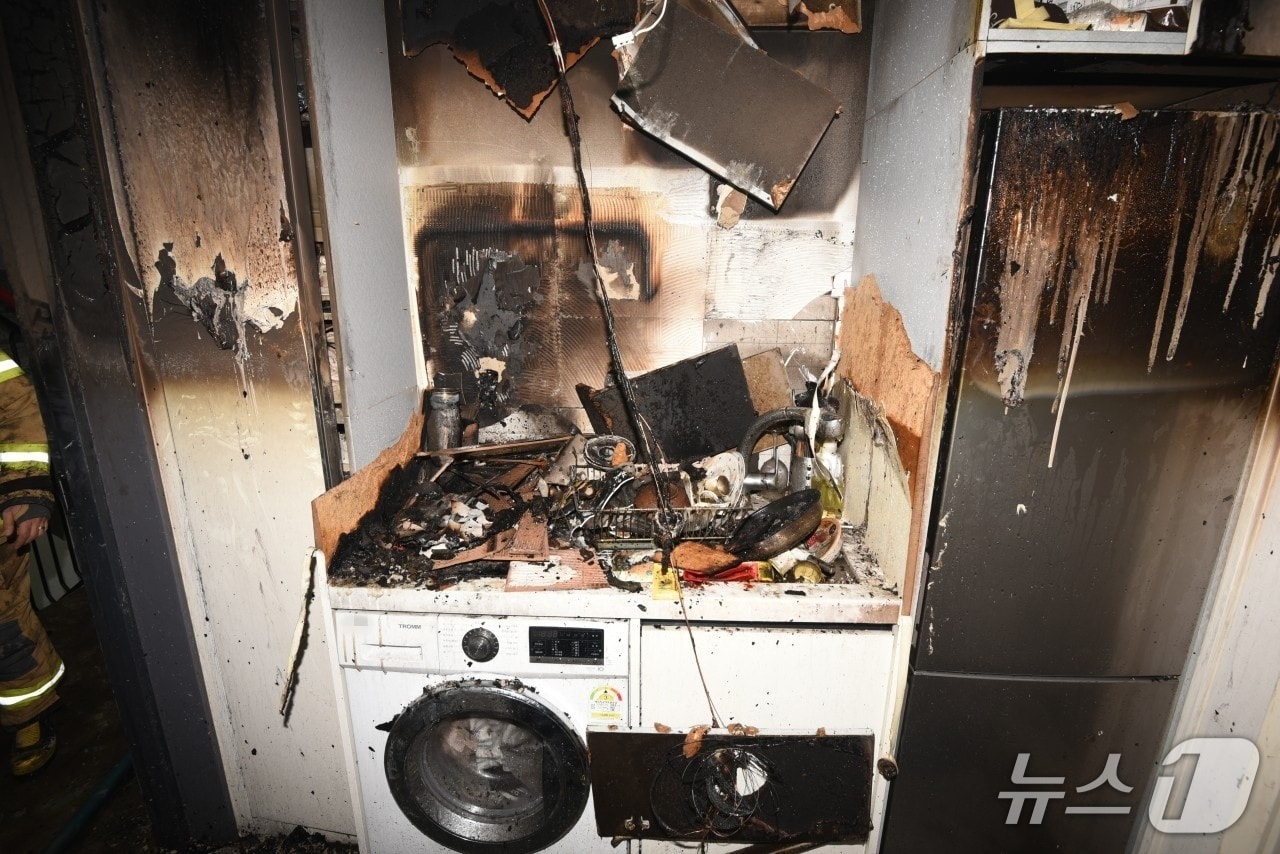 21일 오후 6시33분께 대전 동구 용전동의 한 5층 다가구주택 2층에서 불이 나 32분 만에 꺼졌다.(대전소방본부 제공) /뉴스1