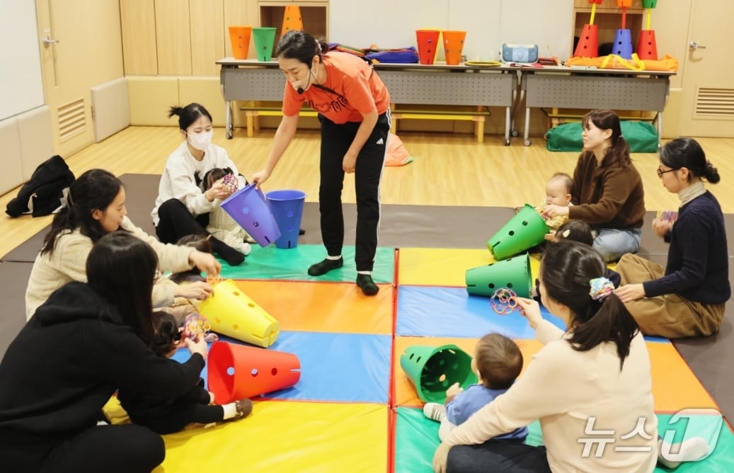 롯데백화점 대구점 10층 문화센터에서 열린 '스페셜 까꿍짐' 강좌를 찾은 고객들이 수업을 받고 있다.(롯데백화점 제공, 재판매 및 DB 금지)