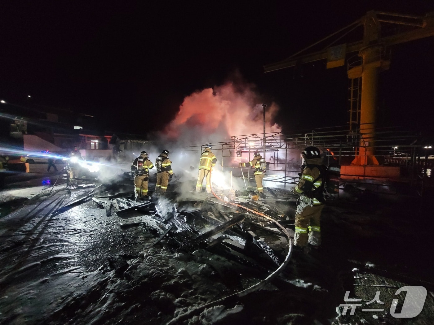 화재를 진화하고 있는 소방 대원들.(경남소방본부 제공. 재판매 및 DB금지)