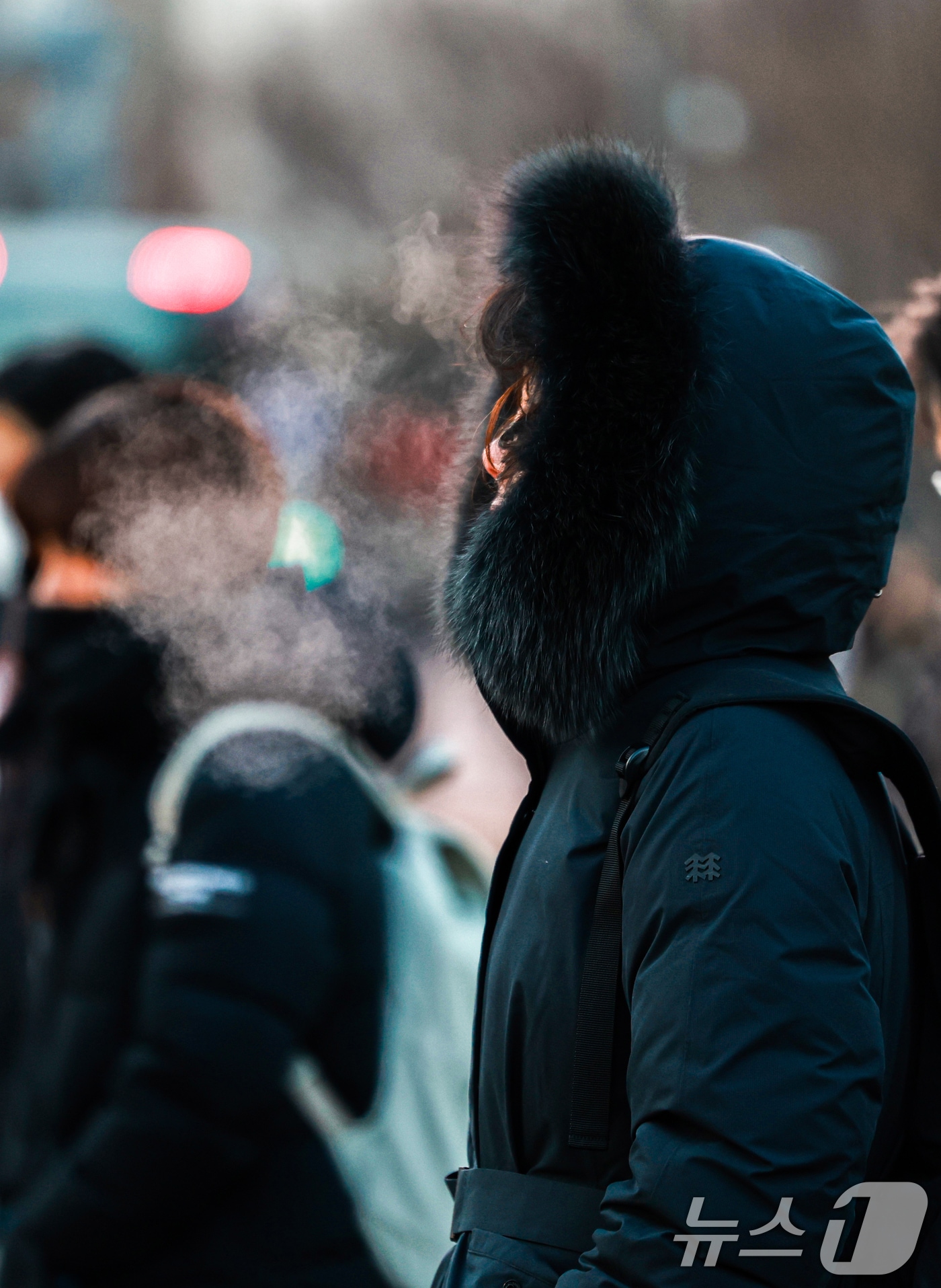 연일 영하 10도 안팎의 매서운 한파가 이어진 22일  두터운 옷차림의 시민이 입김을 내뿜고 있다. 2026.1.22/뉴스1 ⓒ News1 이호윤 기자