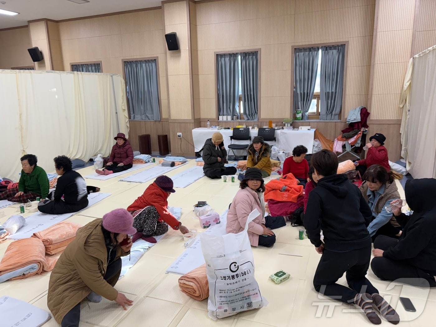 22일 오전 9시 광양 산불로 인해 마련된 옥곡면사무소 임시 대피소에 주민들이 대피해있다. ⓒ News1 김성준 기자