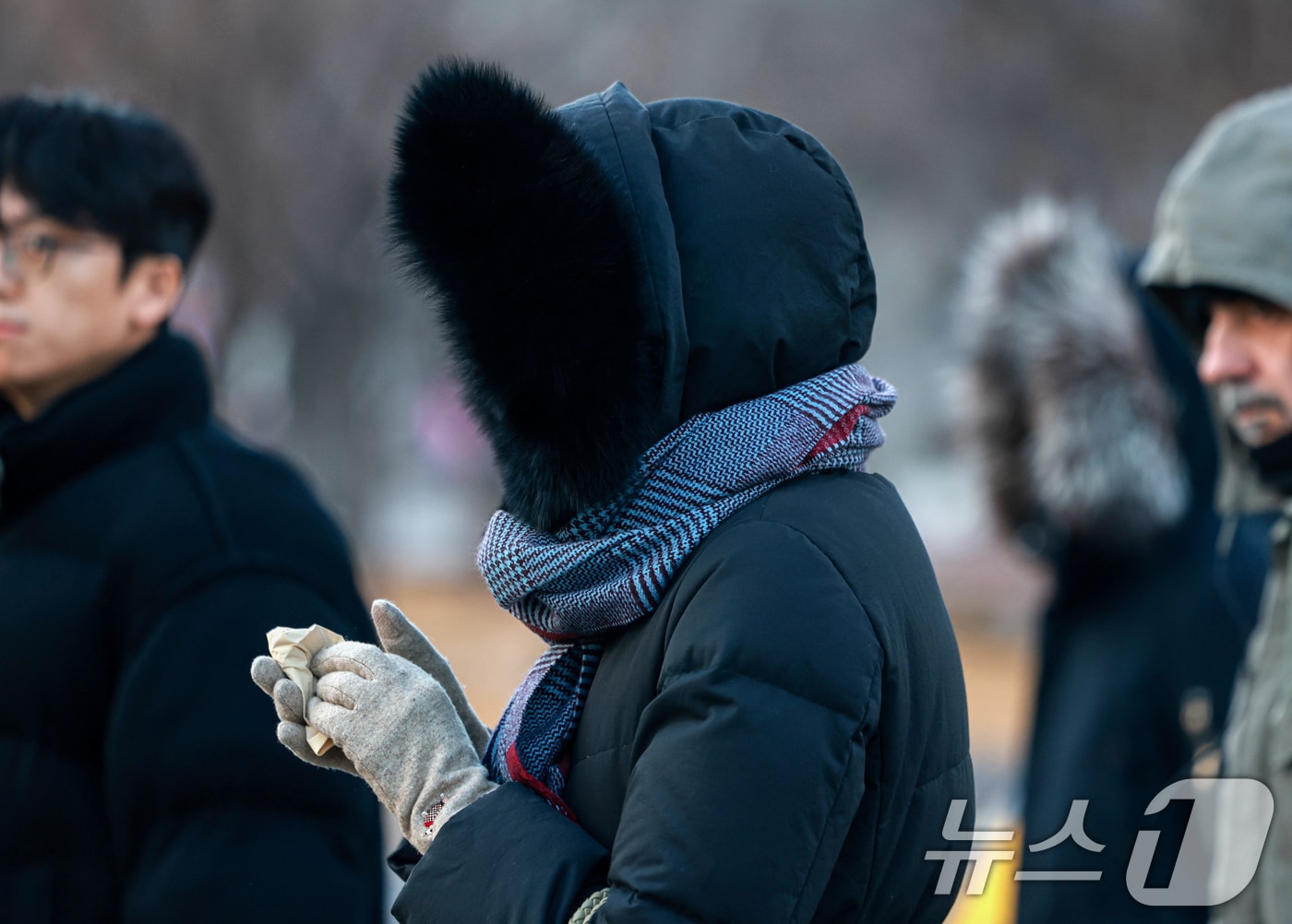 연일 영하 10도 안팎의 매서운 한파가 이어진 22일 서울 종로구 세종대로사거리에서 두터운 옷차림의 시민이 손난로에 손을 녹이고 있다. 2026.1.22/뉴스1 ⓒ News1 이호윤 기자