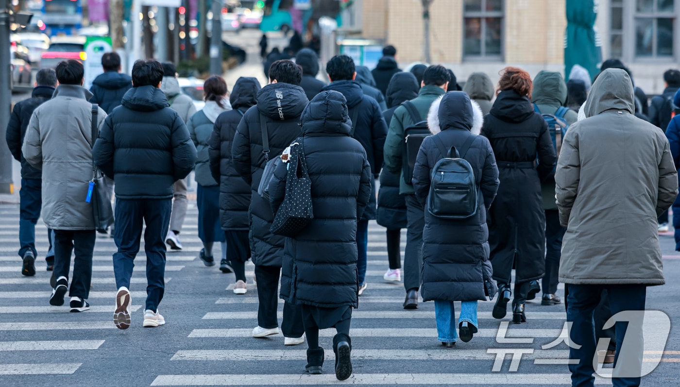 두터운 옷차림의 시민들이 발걸음을 옮기고 있다.(사진은 기사 내용과 무관함) / 뉴스1 ⓒ News1