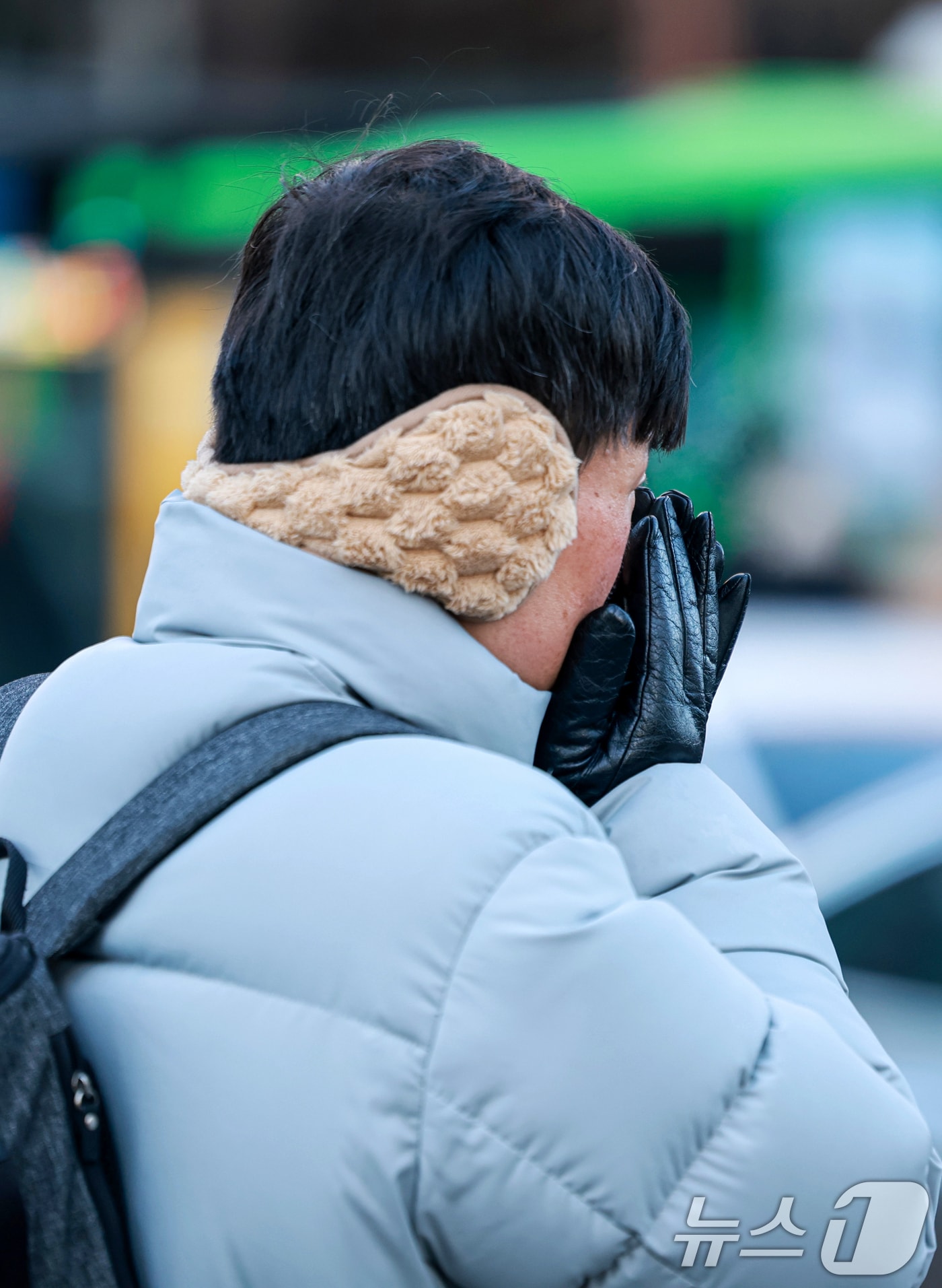연일 영하 10도 안팎의 매서운 한파가 이어진 22일 서울 종로구 세종대로사거리에서 두터운 옷차림의 시민이 입김으로 두 손을 녹이고 있다. 2026.1.22/뉴스1 ⓒ News1 이호윤 기자