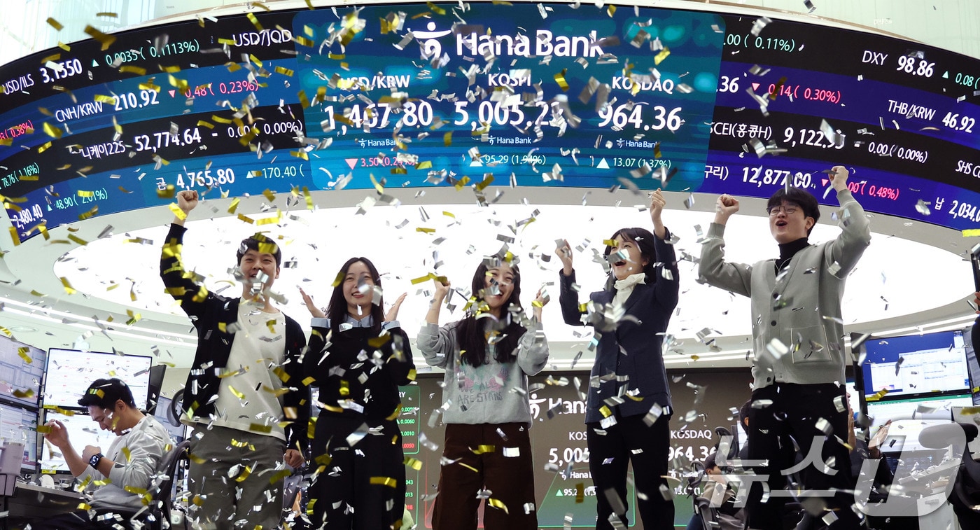22일 오전 서울 중구 하나은행 본점 딜링룸 현황판에 코스피 지수가 장중 5000p를 넘으며 개장하자 직원들이 환호하고 있다. 2026.1.22/뉴스1 ⓒ News1 박지혜 기자