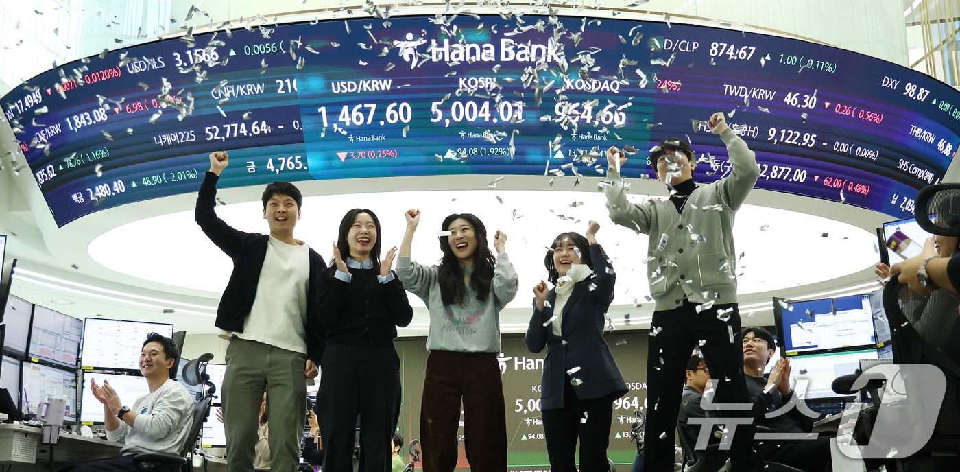 "박스피 비웃었는데" 코스피 5000 돌파...상투 잡은 '코인 개미' 한숨 - 뉴스 썸네일 이미지