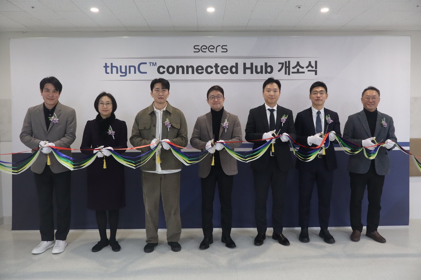 씽크 커넥티드 허브(thynC Connected Hub) 개소식에서 이영신 대표(좌측 네번째)와 대웅제약 유창득 본부장(좌측 다섯번째) 등 대웅제약 및 스마트병동 솔루션 파트너사들이 커팅식을 갖고 기념촬영을 하고 있다. (씨어스테크놀로지 제공)