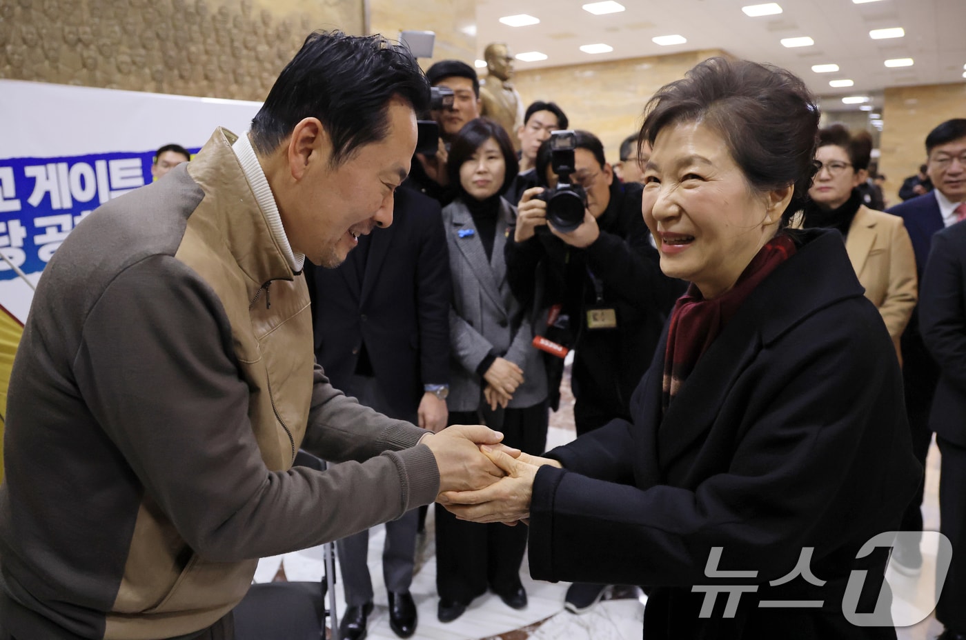 박근혜 전 대통령이 22일 오전 서울 여의도 국회 로텐더홀에서 쌍특검(통일교·민주당 공천 뇌물 특검)을 요구하며 8일째 단식 중인 장동혁 국민의힘 대표와 인사하고 있다. (공동취재) 2026.1.22/뉴스1 ⓒ News1 신웅수 기자