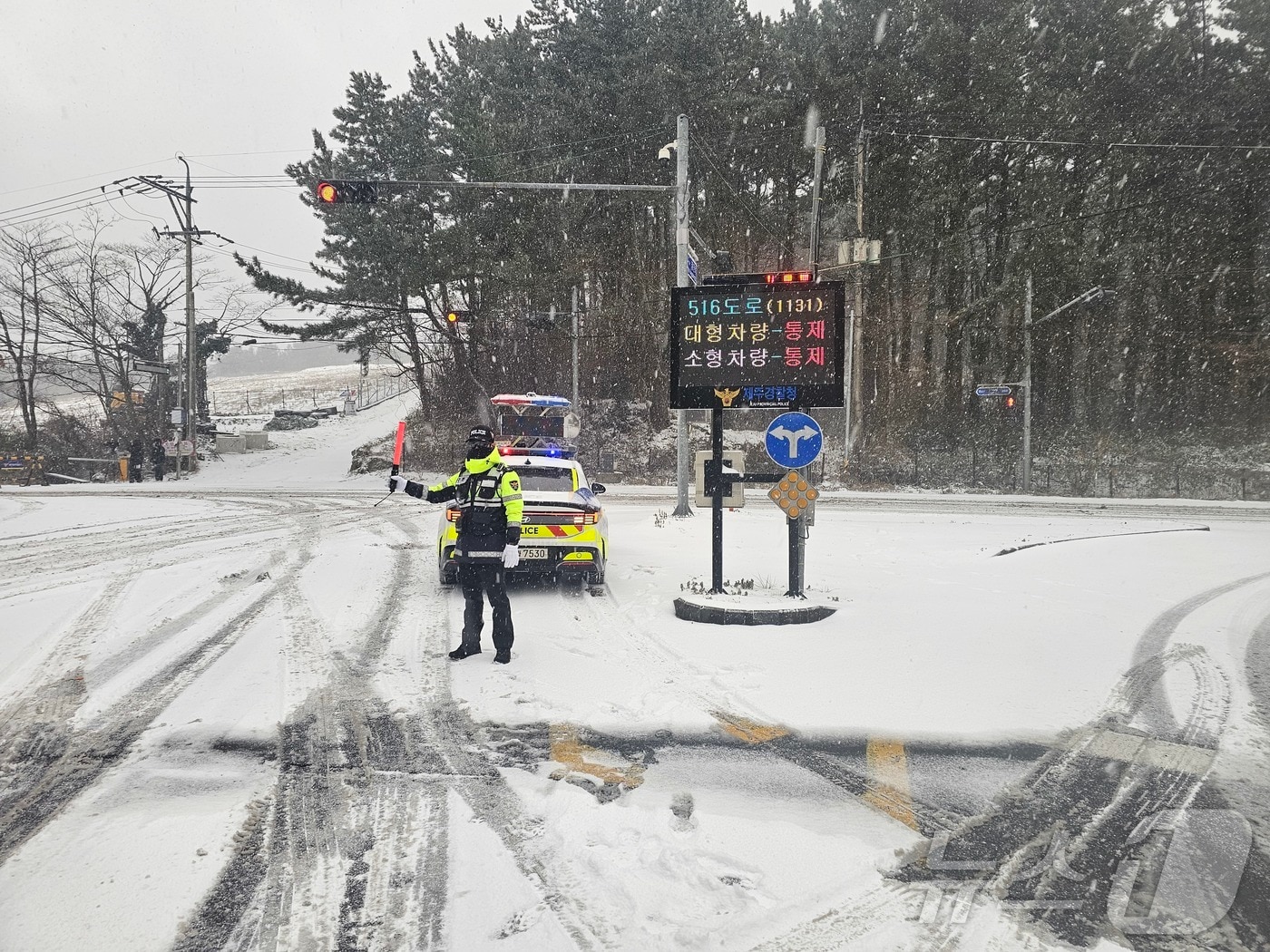 제주경찰이 5.16도로 운행을 통제하는 모습.(제주경찰청 제공. 재판매 및 DB 금지) 2026.1.22 ⓒ 뉴스1 홍수영 기자