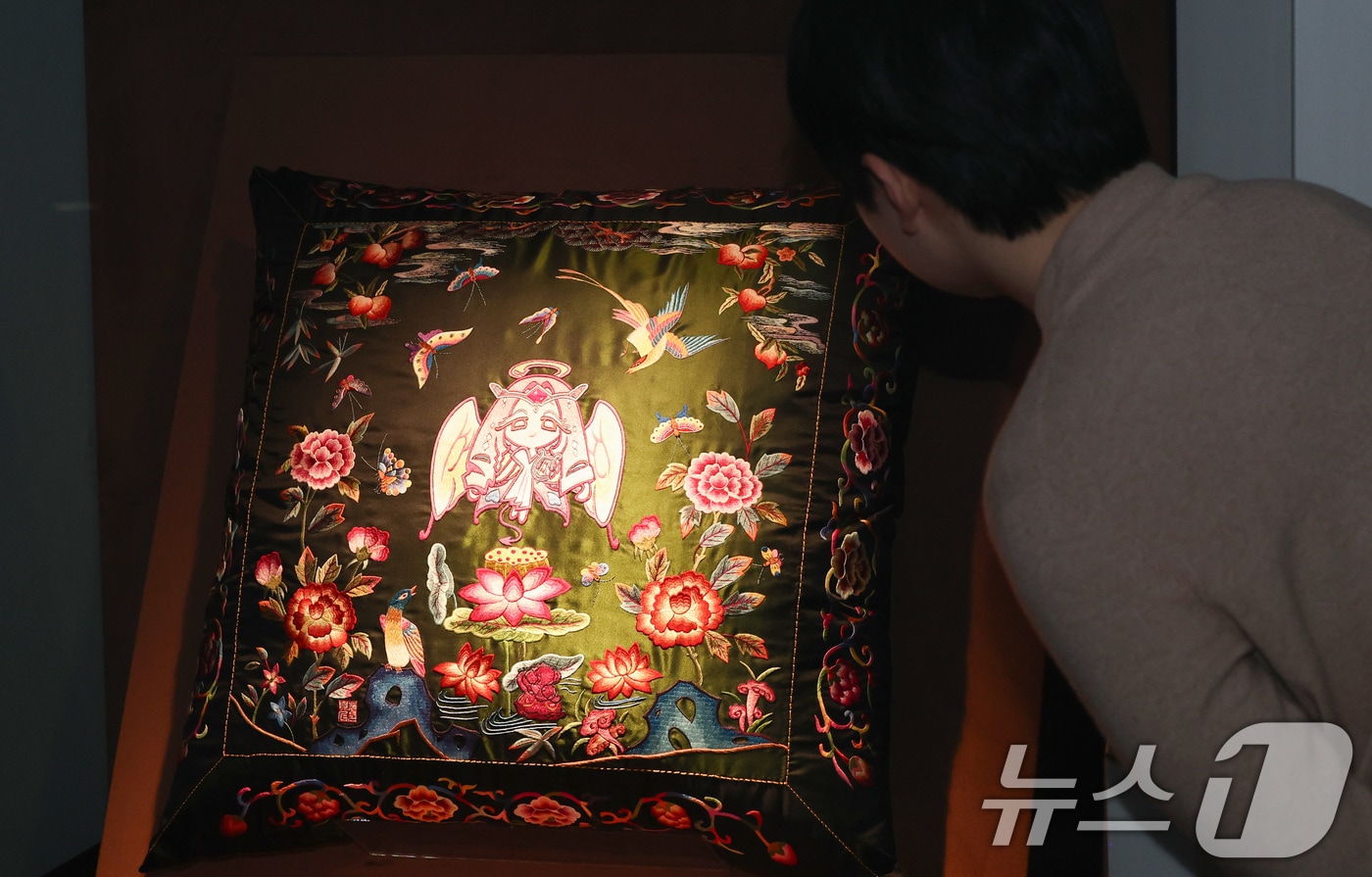 22일 서울 종로구 아라아트센터에서 열린 '쿠키런: 킹덤 아트 콜라보 프로젝트 특별전 - 위대한 왕국의 유산' 언론공개회에서 관계자가 전시를 살펴보고 있다. 이번 특별전은 데브시스터즈가 지난 2년간 이어 온 아트 콜라보 프로젝트를 총망라한 전시로 오는 23일부터 4월 12일까지 개최된다. 2026.1.22/뉴스1 ⓒ News1 최지환 기자