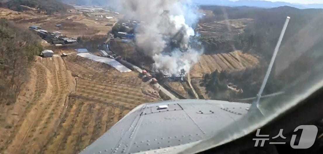 22일 낮 12시22분쯤 경북 영천시 청통면의 단독주택에서 난 불이 강한 바람을 타고 산으로 번져 산림·소방 당국이 헬기 8대 등을 투입, 진화에 나섰다(경북소방본부 제공.재판매 및 DB 금지)2026.1.22/뉴스1