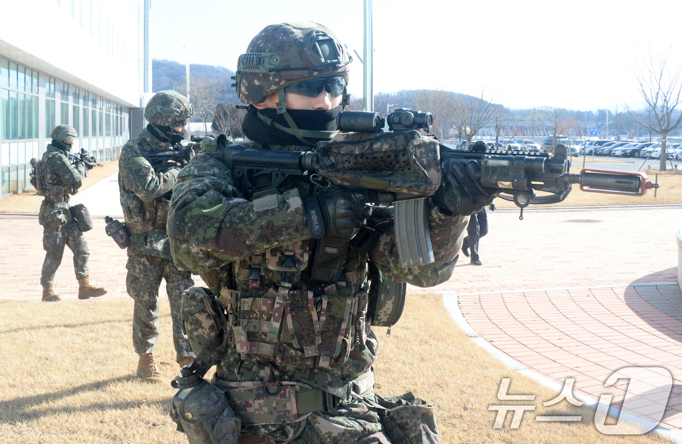 육군 35사단 충무여단 장병들이 22일 전북 전주시 농촌진흥청 농업유전자원센터에서 혹한기 전술훈련의 일환으로 실시된 민·관·군·경·소방 등 통합방위 훈련에서 사주경계를 하고 있다. 2026.1.22/뉴스1 ⓒ News1 유경석 기자