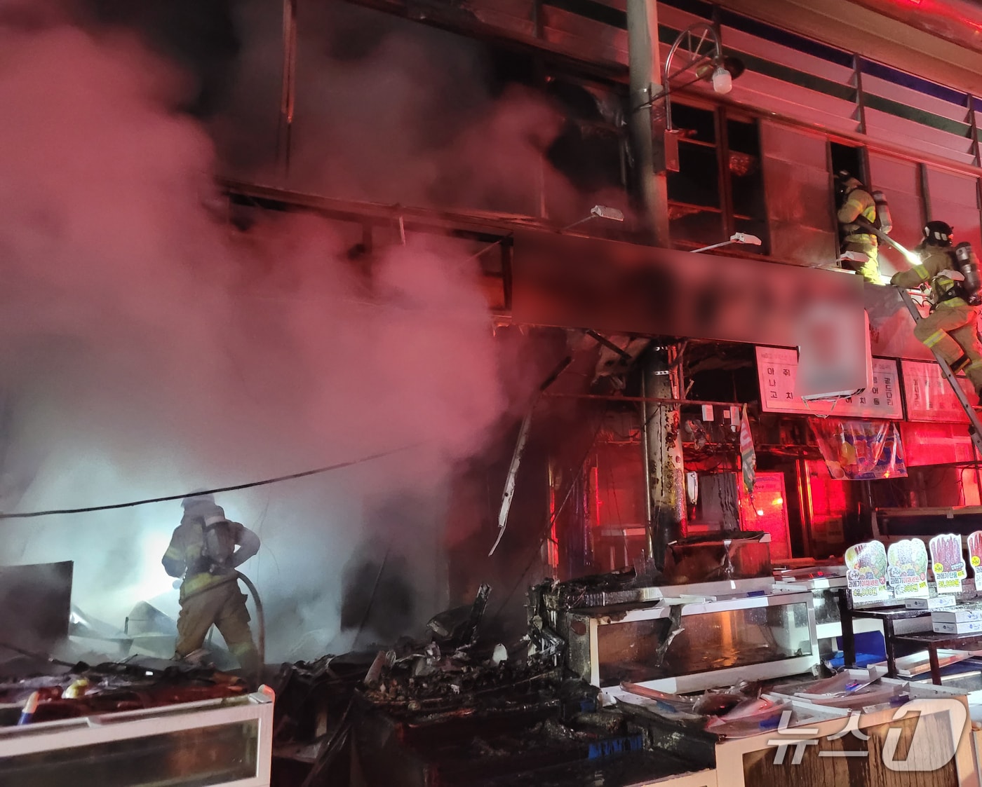 22일 오전 5시14분쯤 경북 포항시 남구 구룡포의 전통시장에서 원인 모를 불이 나 119대원들이 진화에 나섰다. (포항남부소방서 제공, 재판매 및 DB금지) 2026.1.22/뉴스1 