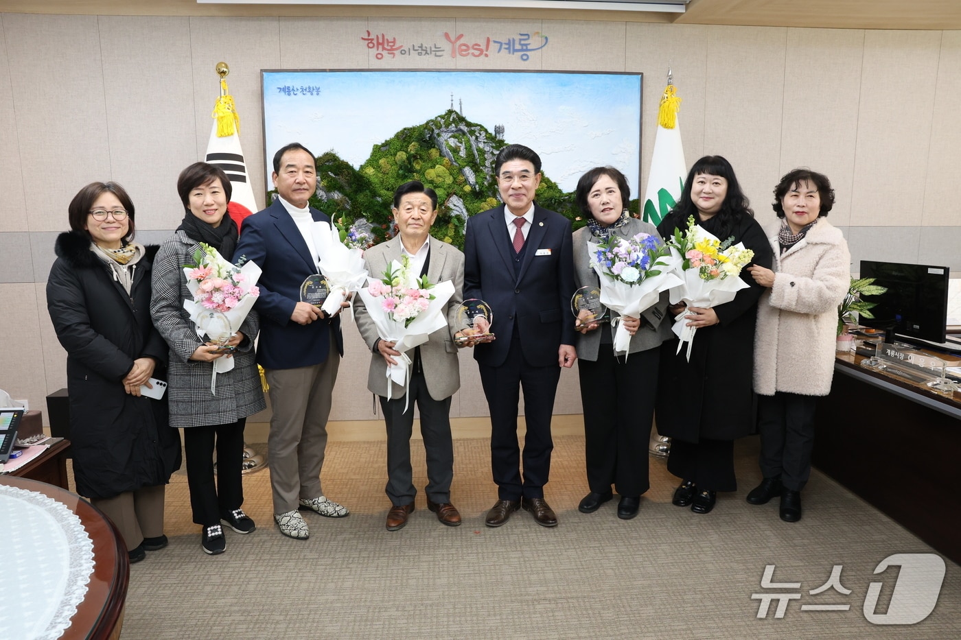 계룡시는 22일 지역사회보장협의체 민간위원장에게 감사패를 전달했다. (계룡시 제공.재판매 및 DB금지)/뉴스1