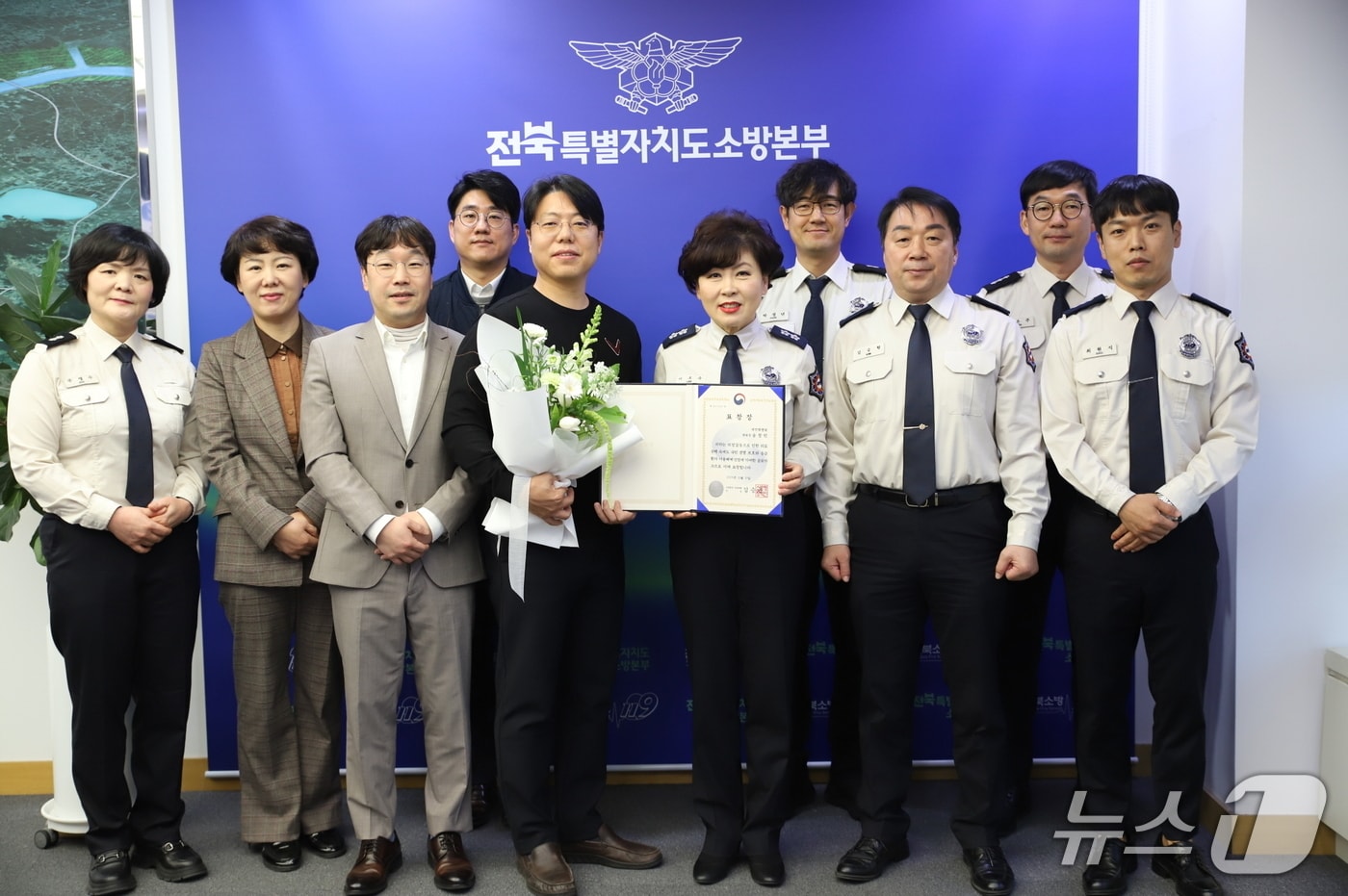 전북소방본부가 중증화상환자 응급의료 대응에 협조한 대전화병원 송창민 원장에게 소방청장 표창을 전달했다.(전북소방본부 제공. 재판매 및 DB금지)