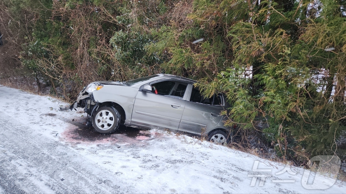 22일 제주시 조천읍에서 차량이 눈길에 미끄러져 도랑에 빠지는 사고가 발생, 119구급대가 출동해 안전조치를 취했다.(제주도소방안전본부 제공. 재판매 및 DB 금지) 2026.1.22/뉴스1 ⓒ News1 홍수영 기자