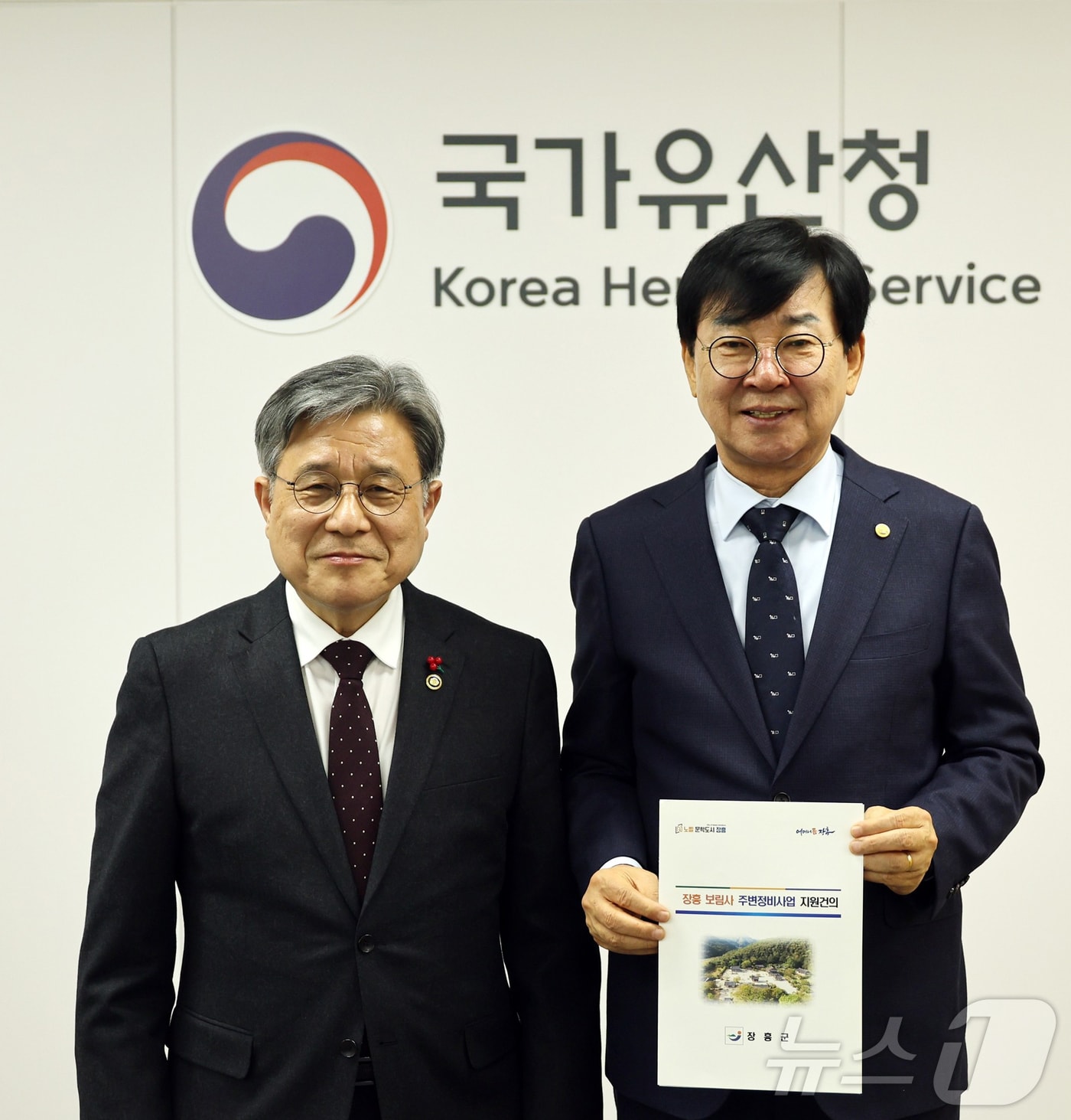 허민 국가유산청장(왼쪽)과 김성 장흥군수.(장흥군 제공, 재배포 및 DB 금지) /뉴스1
