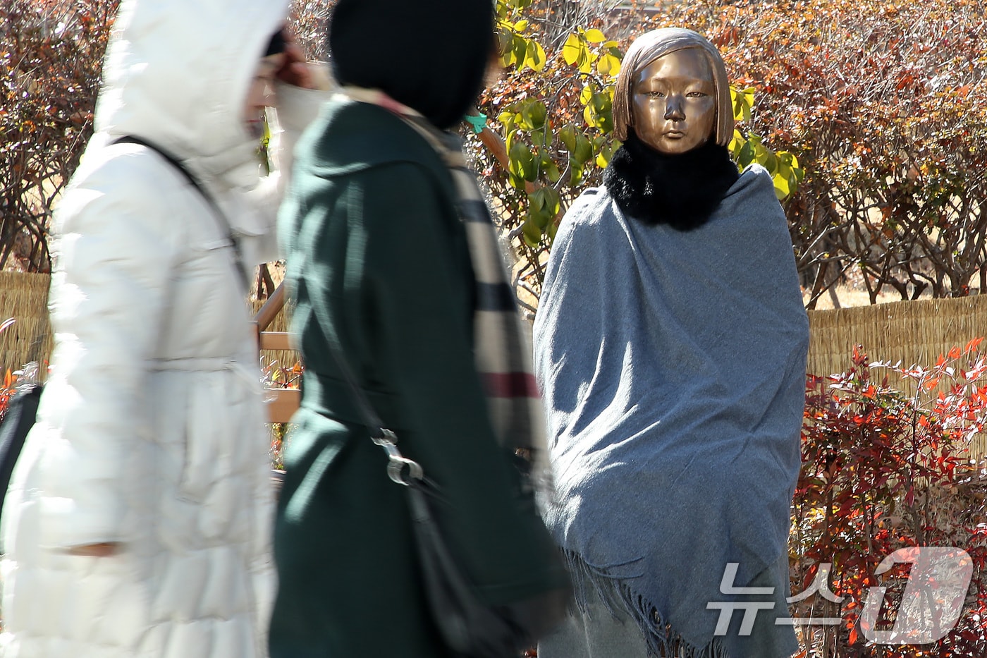 대구 중구 2.28기념중앙공원 앞 평화의 소녀상에 누군가 망토와 목도리가 둘러놓았다. 2026.1.22/뉴스1 ⓒ News1 공정식 기자