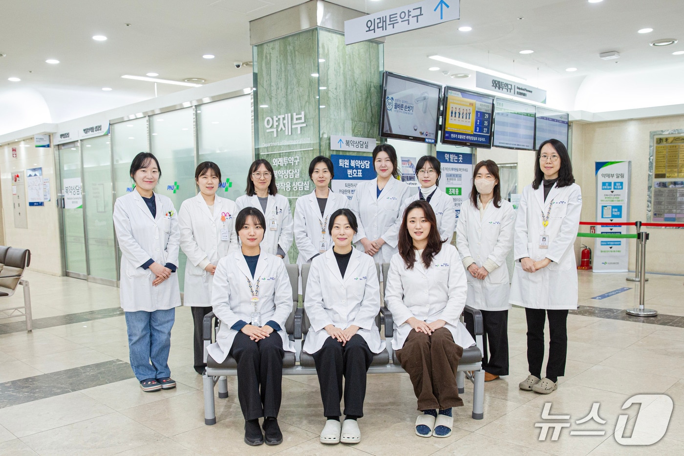 국가전문약사 시험에 합격한 부산대병원 약제부 약사들이 병원에서 기념촬영을 하고 있다.(부산대병원 제공. 재판매 및 DB 금지)