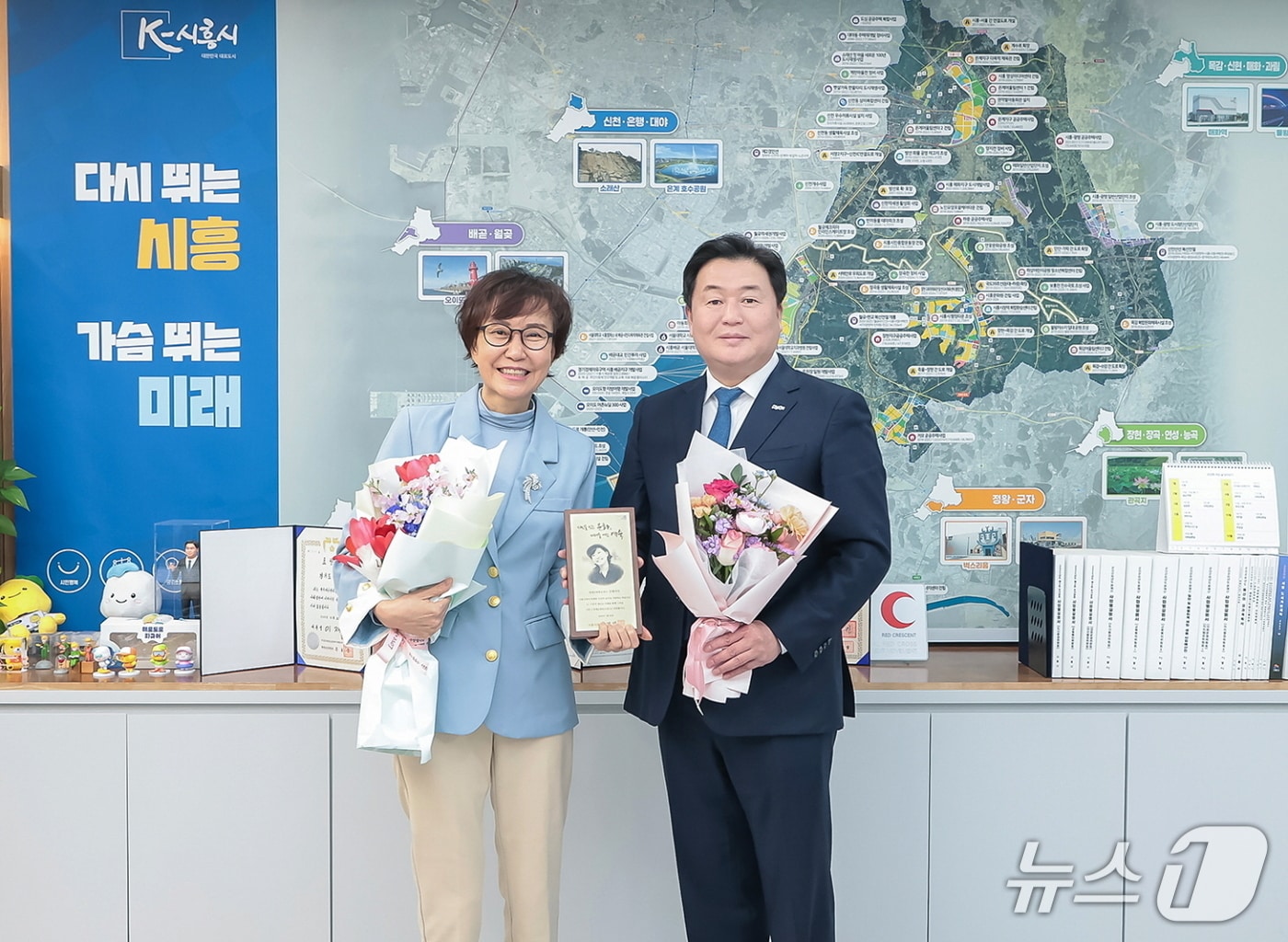 명예문화홍보대사 가수 강애리자 씨(왼쪽) 위촉식.(시흥시 제공)