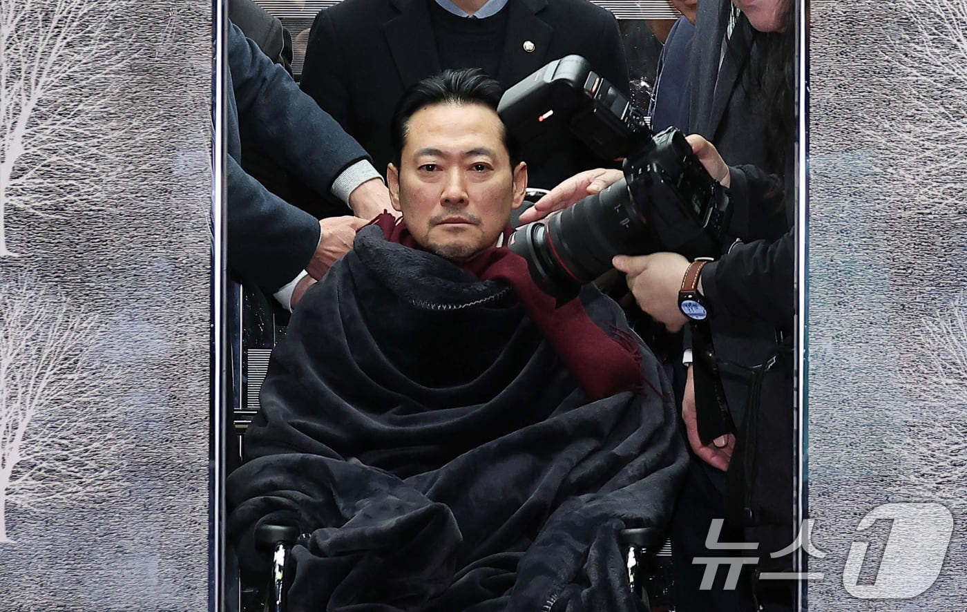 '통일교·공천헌금' 쌍특검법 수용을 촉구하며 단식을 시작한 장동혁 국민의힘 대표가 22일 서울 여의도 국회에서 단식 8일 만에 박근혜 전 대통령의 단식 중단 권고를 받아들여 병원으로 이송되고 있다. 2026.1.22/뉴스1 ⓒ News1 국회사진기자단