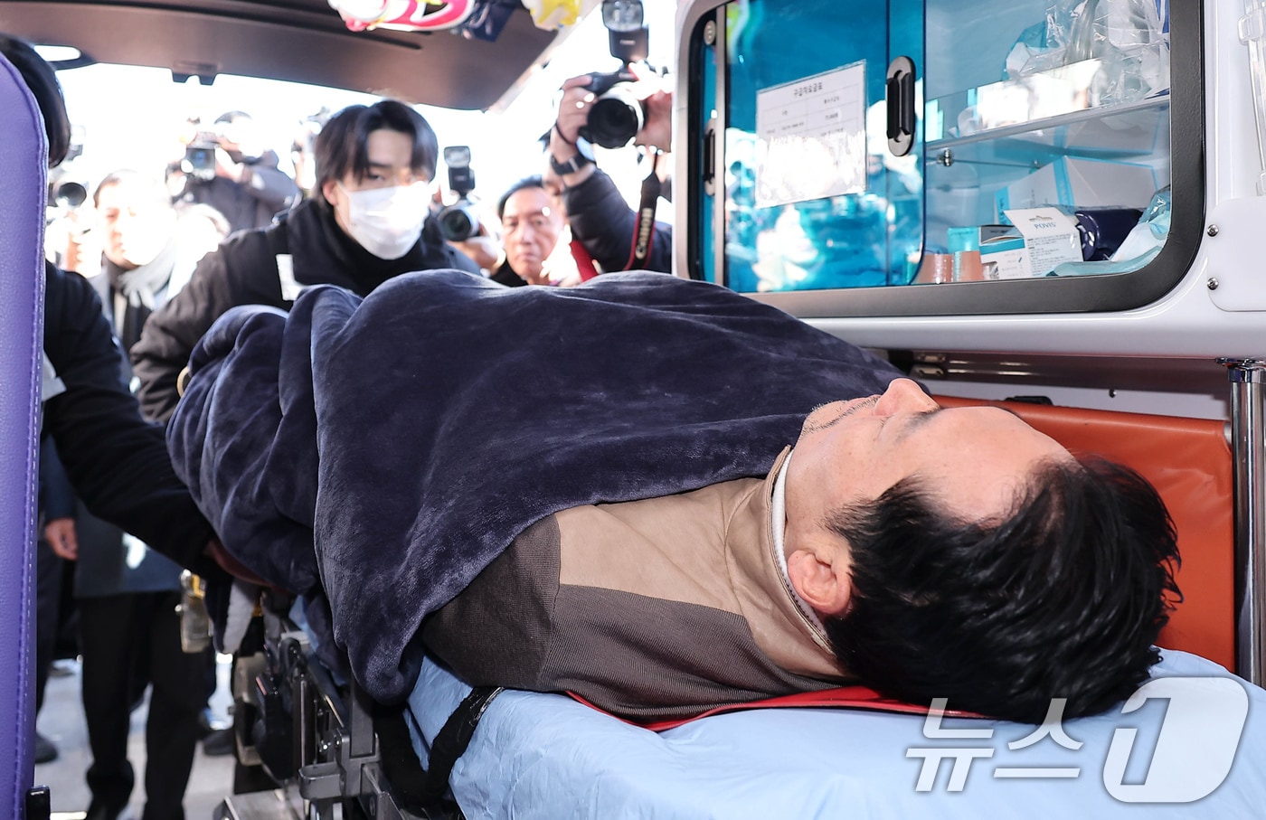 '통일교·공천헌금' 쌍특검법 수용을 촉구하며 단식을 시작한 장동혁 국민의힘 대표가 22일 서울 여의도 국회에서 단식 8일 만에 박근혜 전 대통령의 단식 중단 권고를 받아들여 병원으로 이송되고 있다. 2026.1.22/뉴스1 ⓒ News1 국회사진기자단