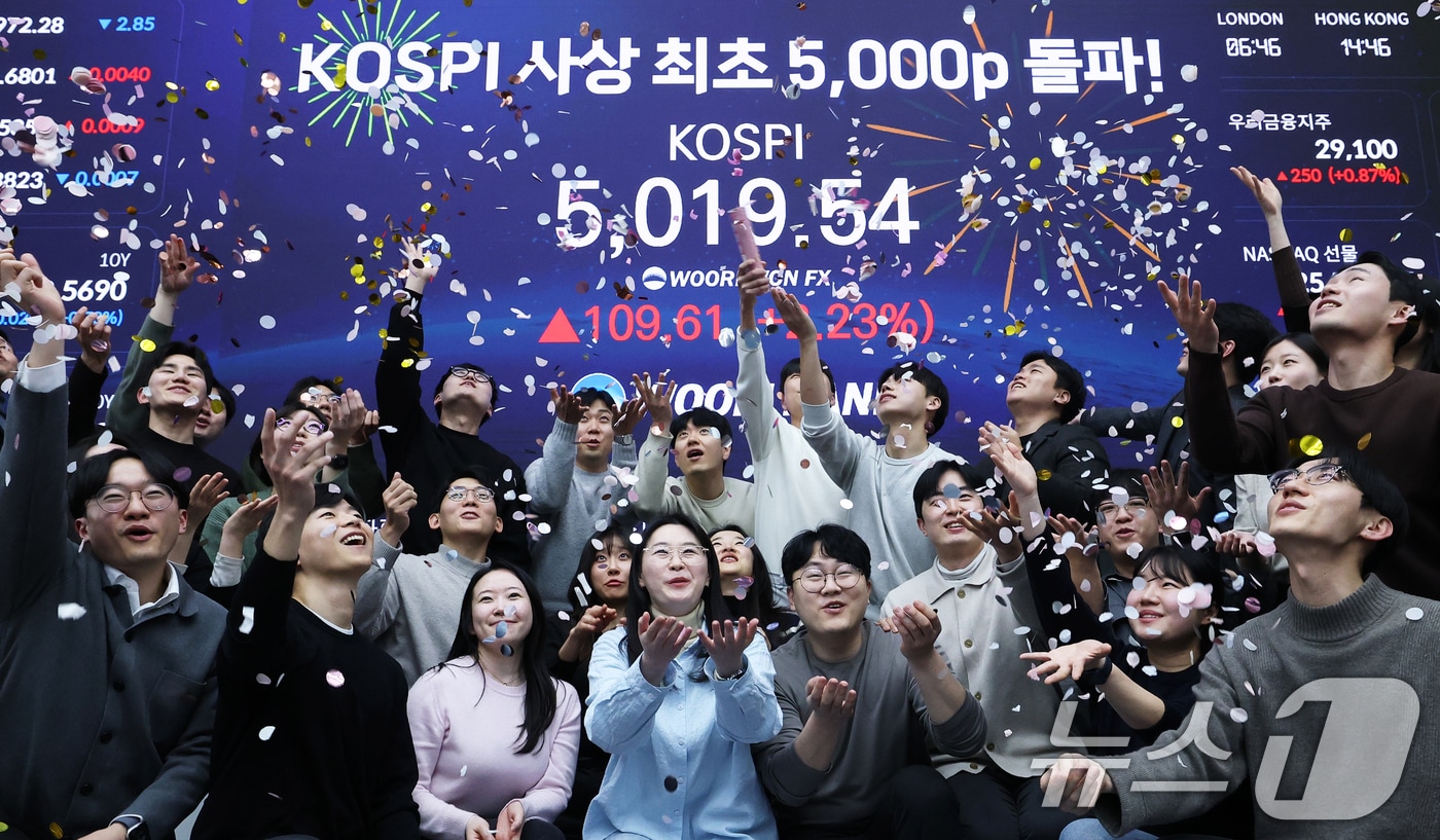 "반도체·로봇 더 오르겠지?"...'1월 보너스' 은행 대신 오천피 불장으로 - 뉴스 썸네일 이미지