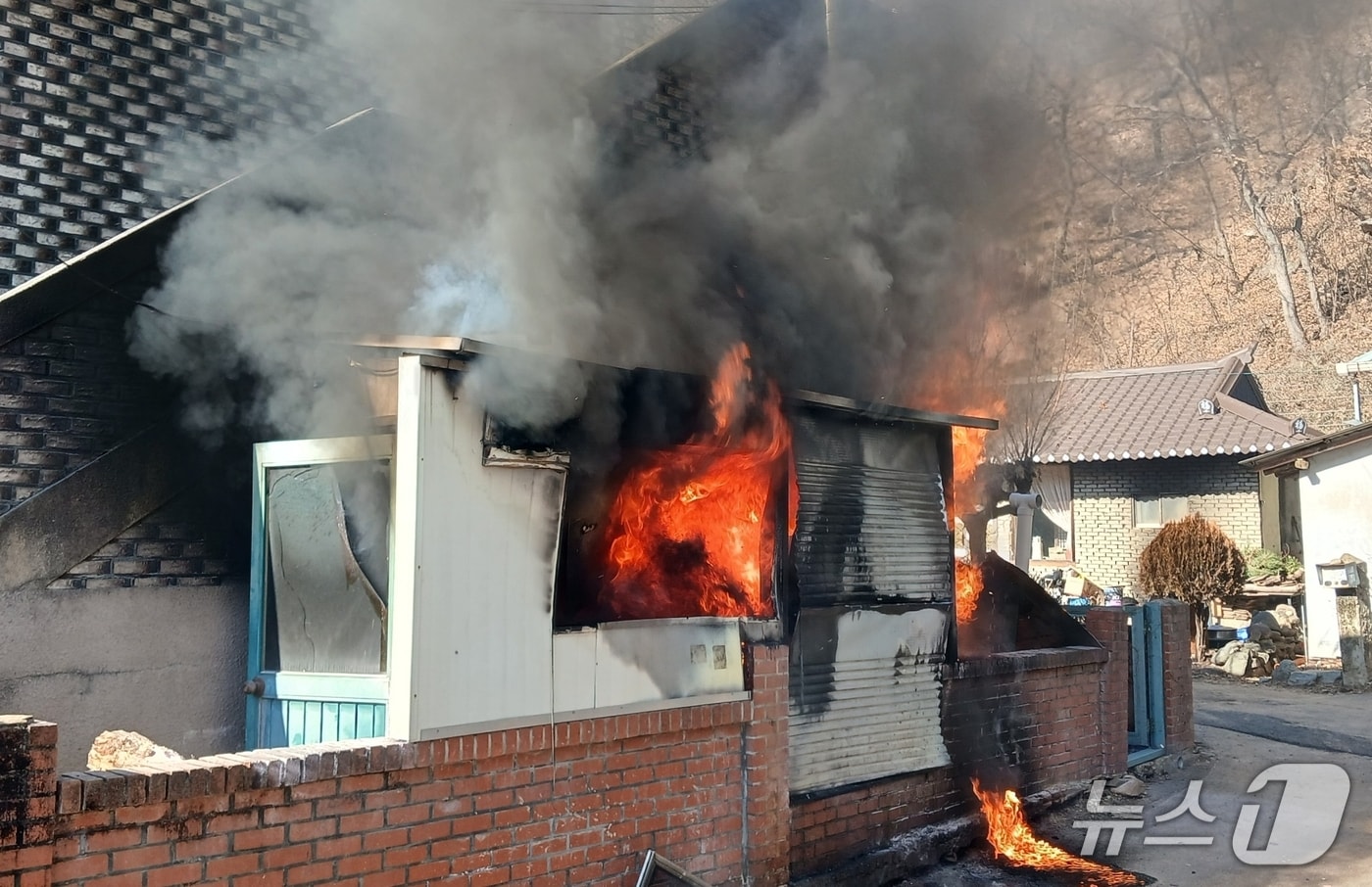 충북 괴산의 단독주택 화목보일러실에서 화재가 발생해 화염이 치솟고 있다.(괴산소방서 제공, 재판매 및 DB금지)/뉴스1