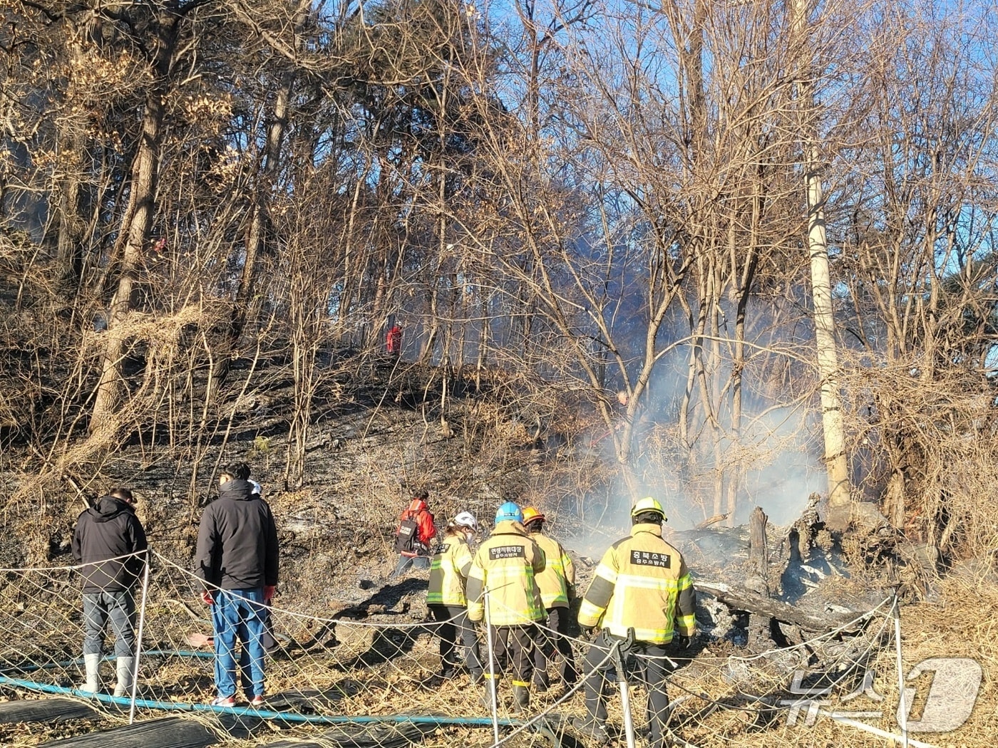  충주 살미면 산불 현장.(충주소방서 제공. 재판매 및 DB금지)/뉴스1