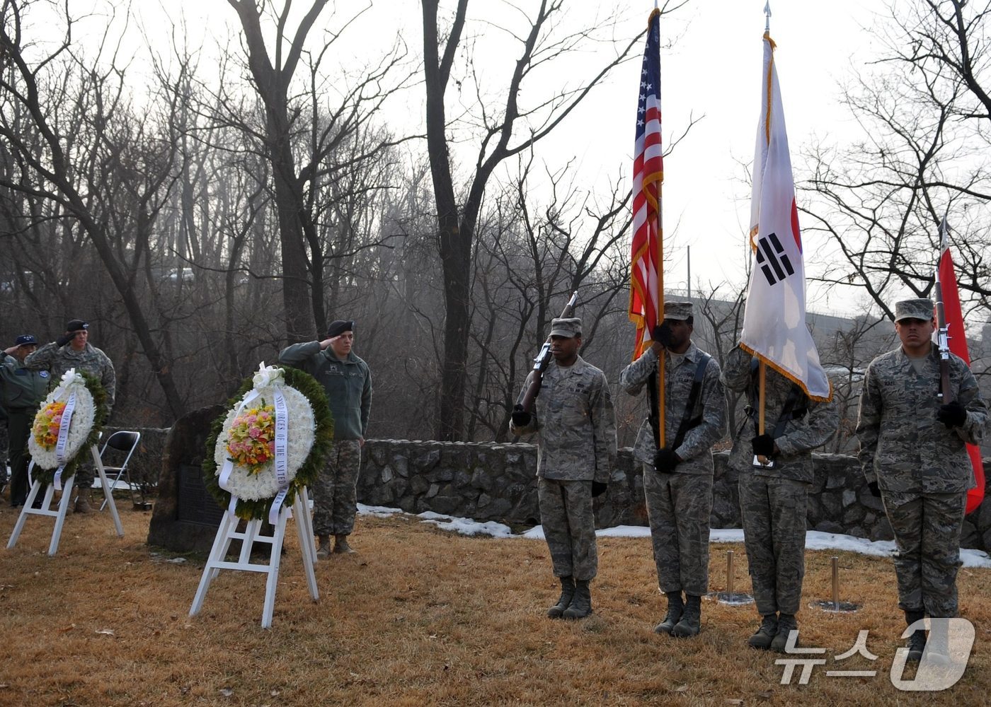  <strong data-start="189" data-end="214">미8군 장병이 추모식에서 경례하는 모습(미 8군 제공)</strong>