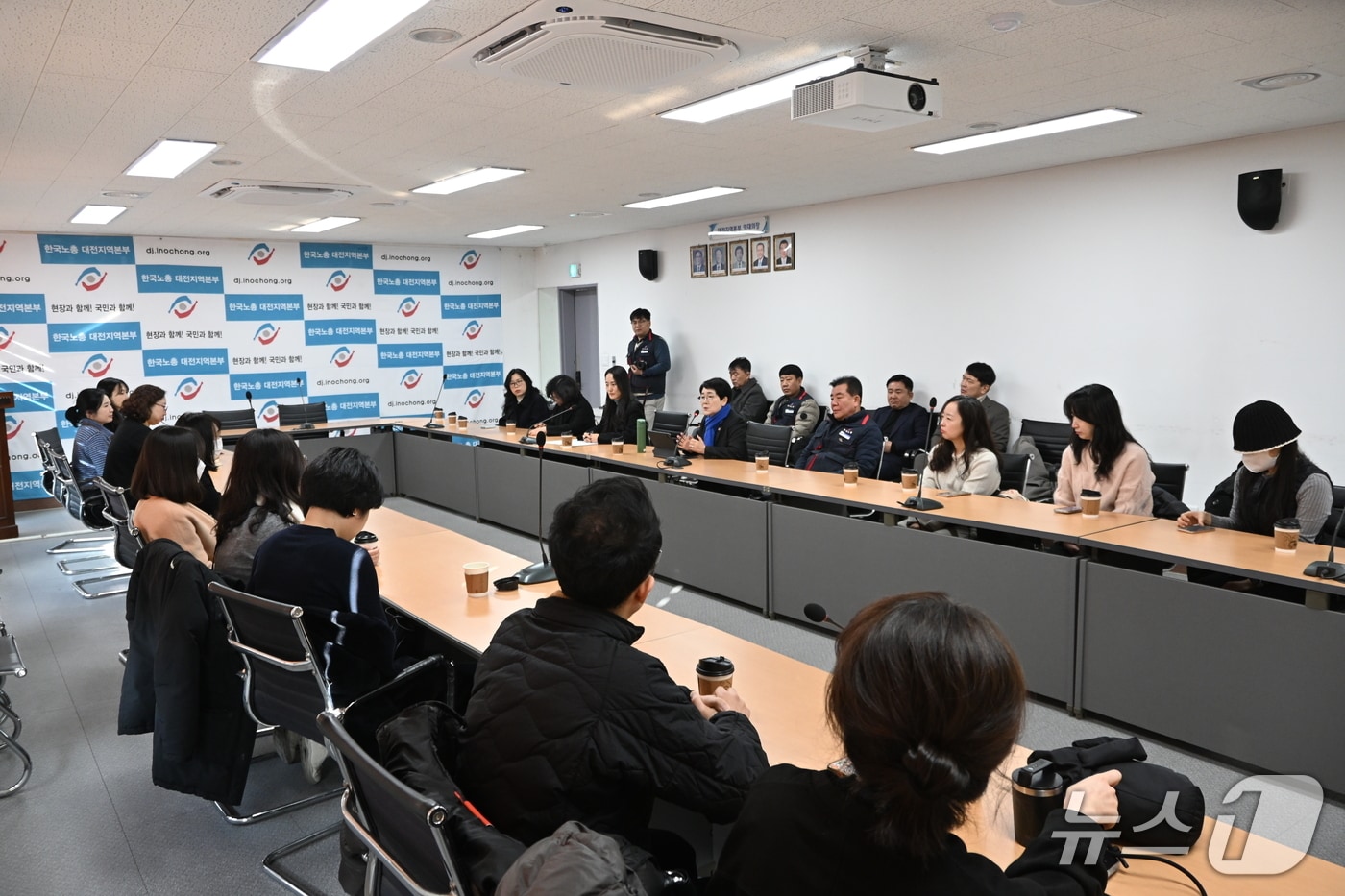 더불어민주당 대전시당 대전·충남통합 및 충청발전특별위원회와 대전교사노조가 21일 행정통합 관련 정책간담회를 갖고 의견을 나누고 있다.(민주당 대전시당 제공) /뉴스1