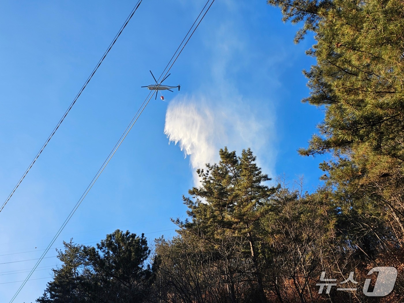 산불 진화 헬기가 진주시 집현면 산불 진화 작업을 벌이고 있다. 2026.1.22/뉴스1 한송학기자