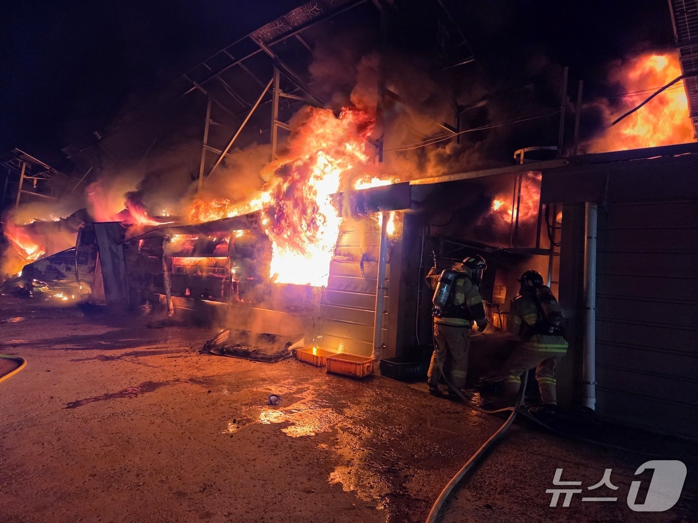  서천 화양면 사료 공장 화재 현장. (서천소방서 제공, 재판매 및 DB금지) / 뉴스1