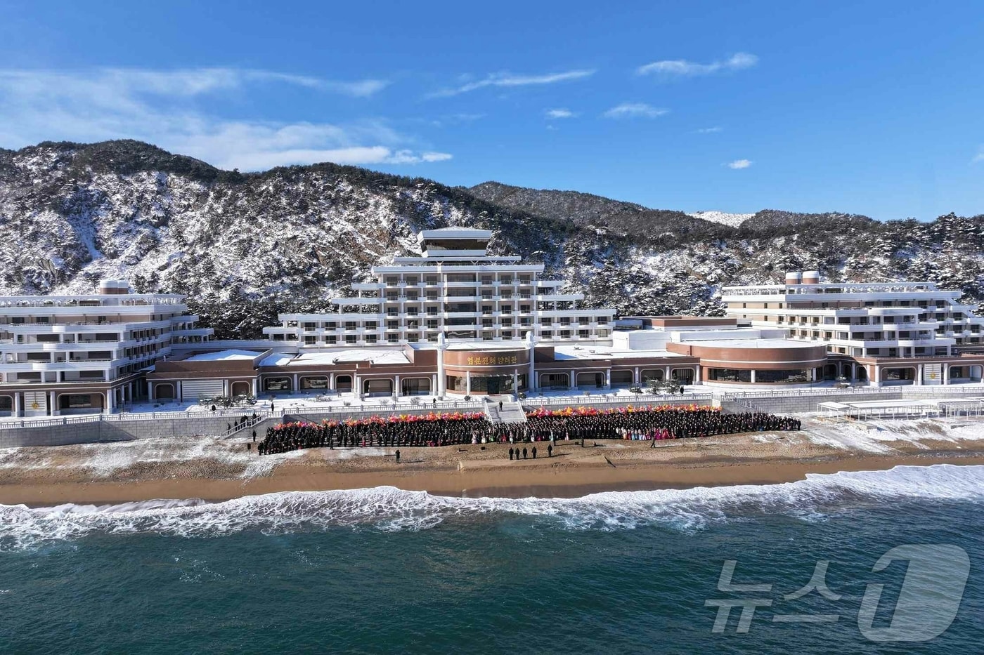 (평양 노동신문=뉴스1) = 북한 노동당 기관지 노동신문은 23일 염분진해안공원지구 준공식이 지난 21일 진행됐다고 보도했다. 당과 정부의 지도간부들을 비롯한 당중앙 지도기관 성원들, 함경북도와 경성군의 간부, 근로자, 건설자, 염분진해안공원지구 종업원들이 참가했다. [국내에서만 사용가능. 재배포 금지. DB 금지. For Use Only in the Republic of Korea. Redistribution Prohibited] rodongphoto@news1.kr