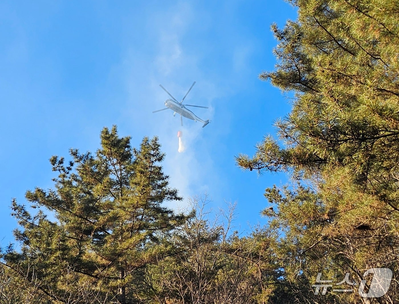 산림 당국이 22일 산불이 발생한 진주시 집현면 일원에서 헬기로 진화 작업을 벌이고 있다. 2026.1.22/뉴스1 한송학기자