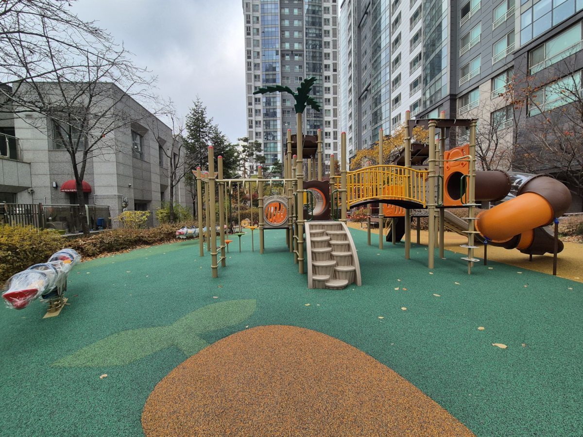 래미안송파파인탑아파트 어린이놀이터 보수(송파구 제공)