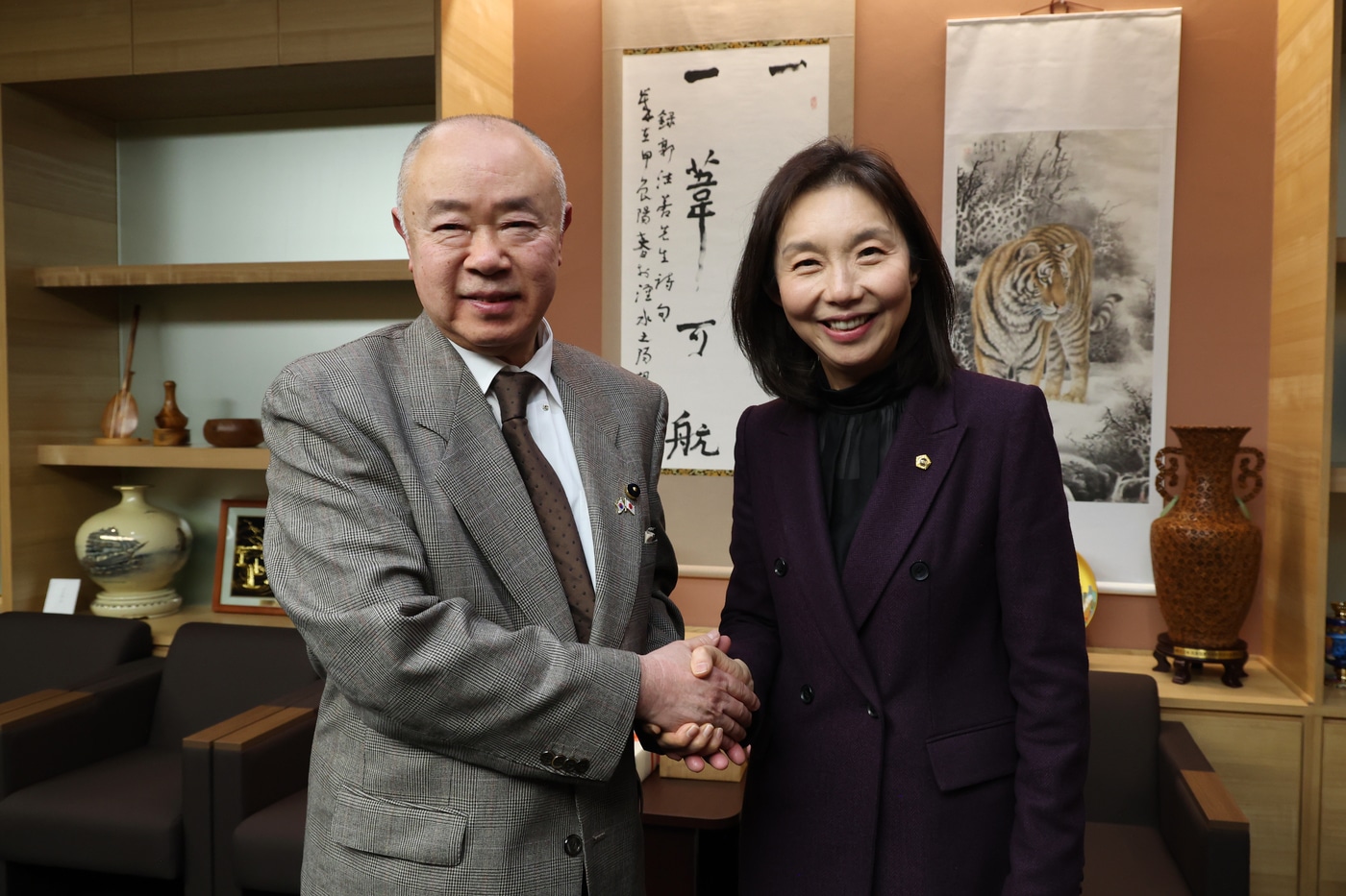 최호정 서울시의장이 이토 조이치 일본 홋카이도의장과 악수하고 있다.(서울시의회 제공)