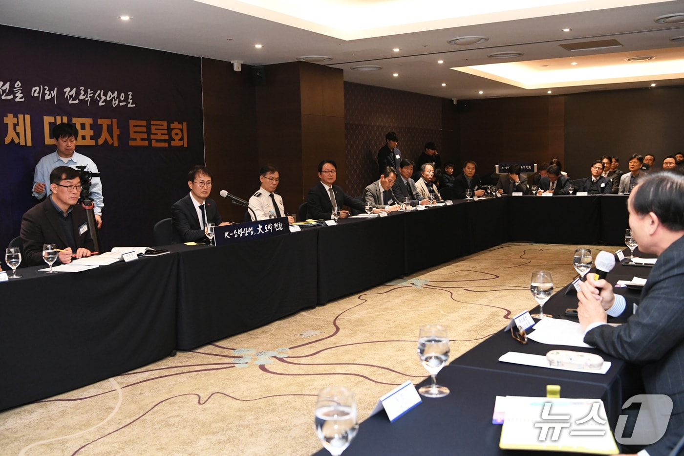 김승룡 소방청장 직무대행이 22일 소방산업대상 시상식 후에 소방산업체 대표자 토론회를 주재 하고 있다.(소방청 제공)