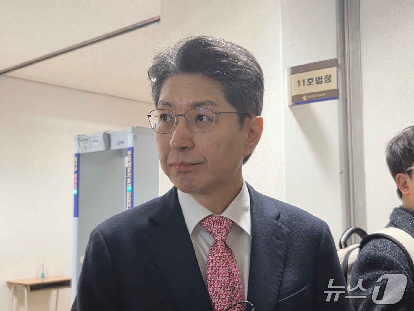 23일 대구지법에서 공직선거법 위반 사건 선고를 받은 뒤 언론 인터뷰를 하고 있는 정장수 전 대구시 경제부시장.2026.1.23/뉴스1 ⓒ News1 이성덕 기자