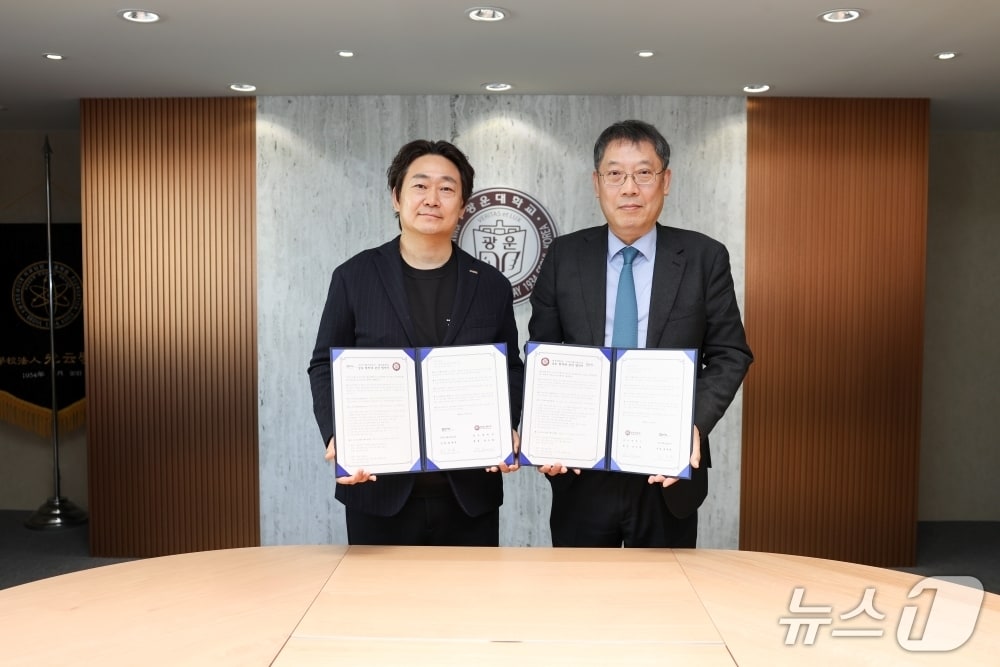 최종복 직스테크놀로지 의장과 윤도영 광운대학교 총장(오른쪽).(광운대 제공)