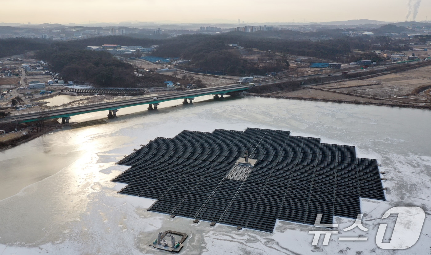 수상태양광발전소(사진은 기사 내용과 관련이 없음). 2026.1.23 ⓒ 뉴스1 김영운 기자