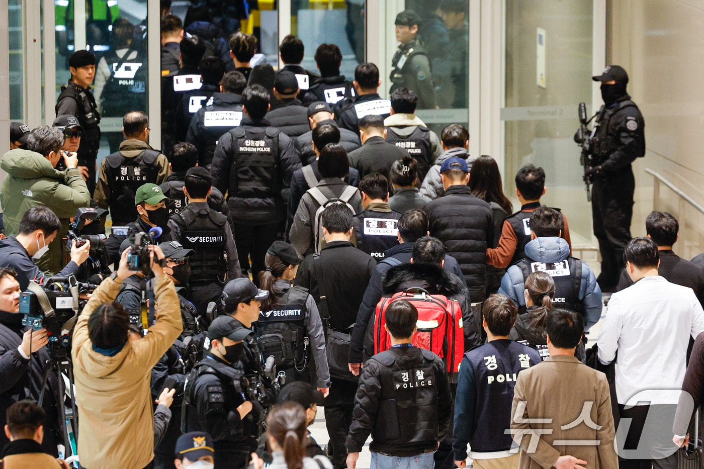 캄보디아를 거점으로 대규모 스캠 범죄를 저지른 한국 국적 피의자 73명이 지난 23일 오전 인천국제공항 2터미널을 통해 강제 송환되고 있다.  2026.1.23/뉴스1 ⓒ News1 안은나 기자