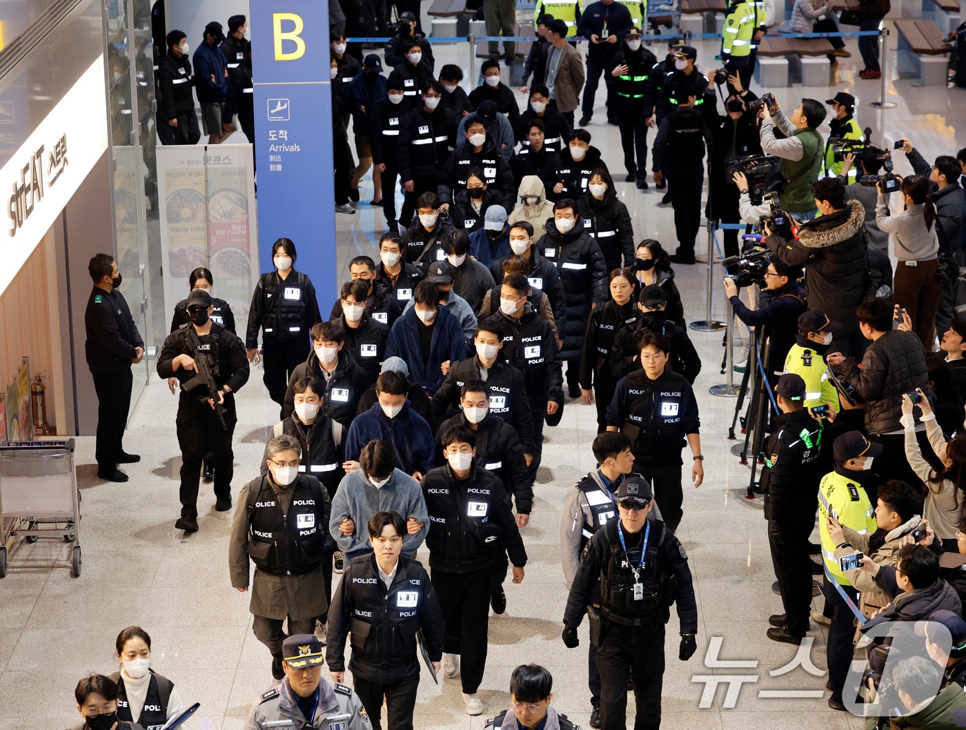캄보디아를 거점으로 대규모 스캠 범죄를 저지른 한국 국적 피의자 73명이 23일 오전 인천국제공항 2터미널을 통해 강제 송환되고 있다. 2026.1.23/뉴스1 ⓒ News1 안은나 기자