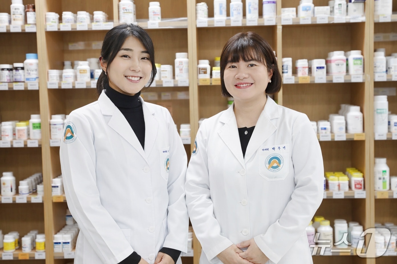울산대학교 병원 조민경 약사(왼쪽), 박주영 약사.(울산대학교병원 제공. 재판매 및 DB금지)/뉴스1