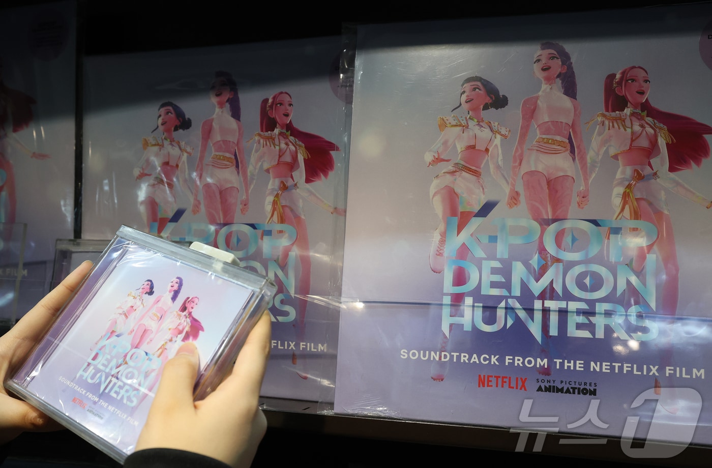 서울 종로구 교보문고 광화문점에 케이팝 데몬 헌터스 음반이 진열된 모습  ⓒ 뉴스1 권현진 기자