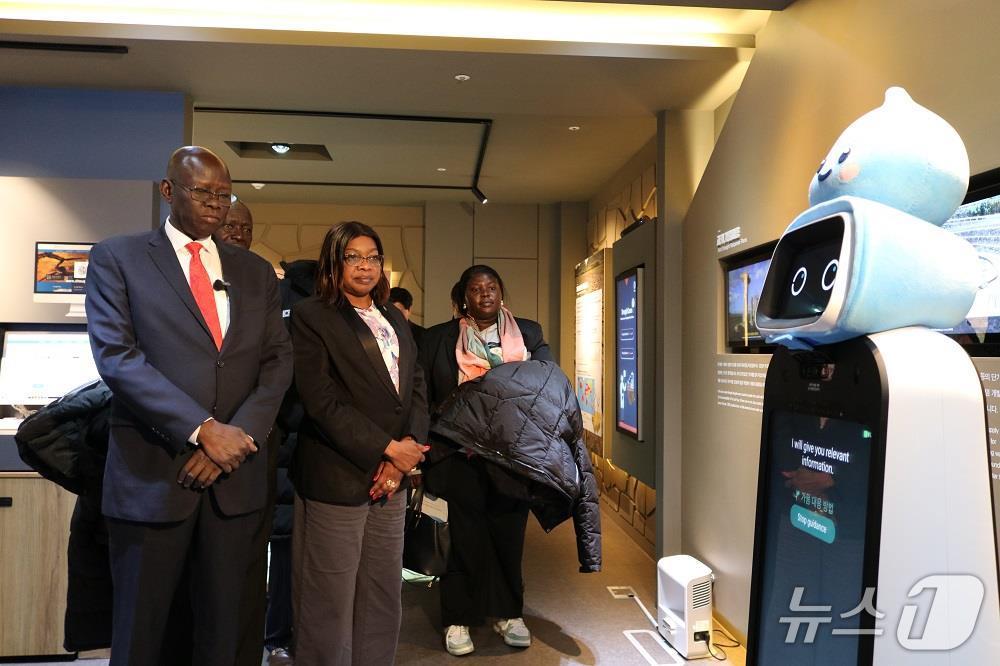 남수단(The Republic of South Sudan) 대표단이 가뭄교육체험장에서 도슨트 로봇을 통해 가뭄 예·경보 등 가뭄 관련 종합적인 설명을 듣고 있다. 앞줄 왼쪽 첫 번째 마둣 비아 옐 남수단 고등교육·과학기술부 장관, 왼쪽 두 번째 사라 클레토 리알 남수단 보건부 장관. (한국수자원공사 제공.재판매 및 DB 금지)/뉴스1