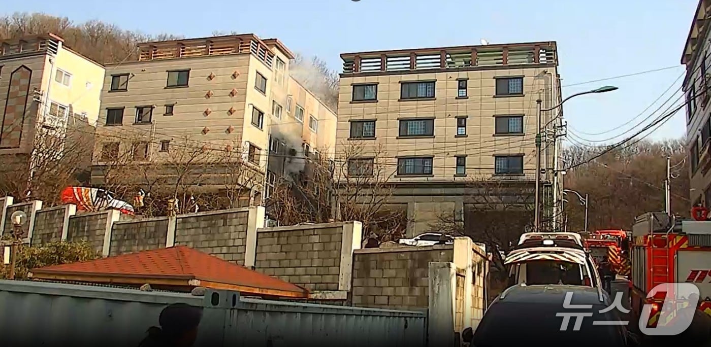 23일 낮 12시 26분쯤 경북 김천시 신음동 5층 원룸 건물에서 불이 나 소방 당국이 진화하고 있다.(경북소방본부 제공. 재판매 및 DB 금지)2026.1.23/뉴스1
