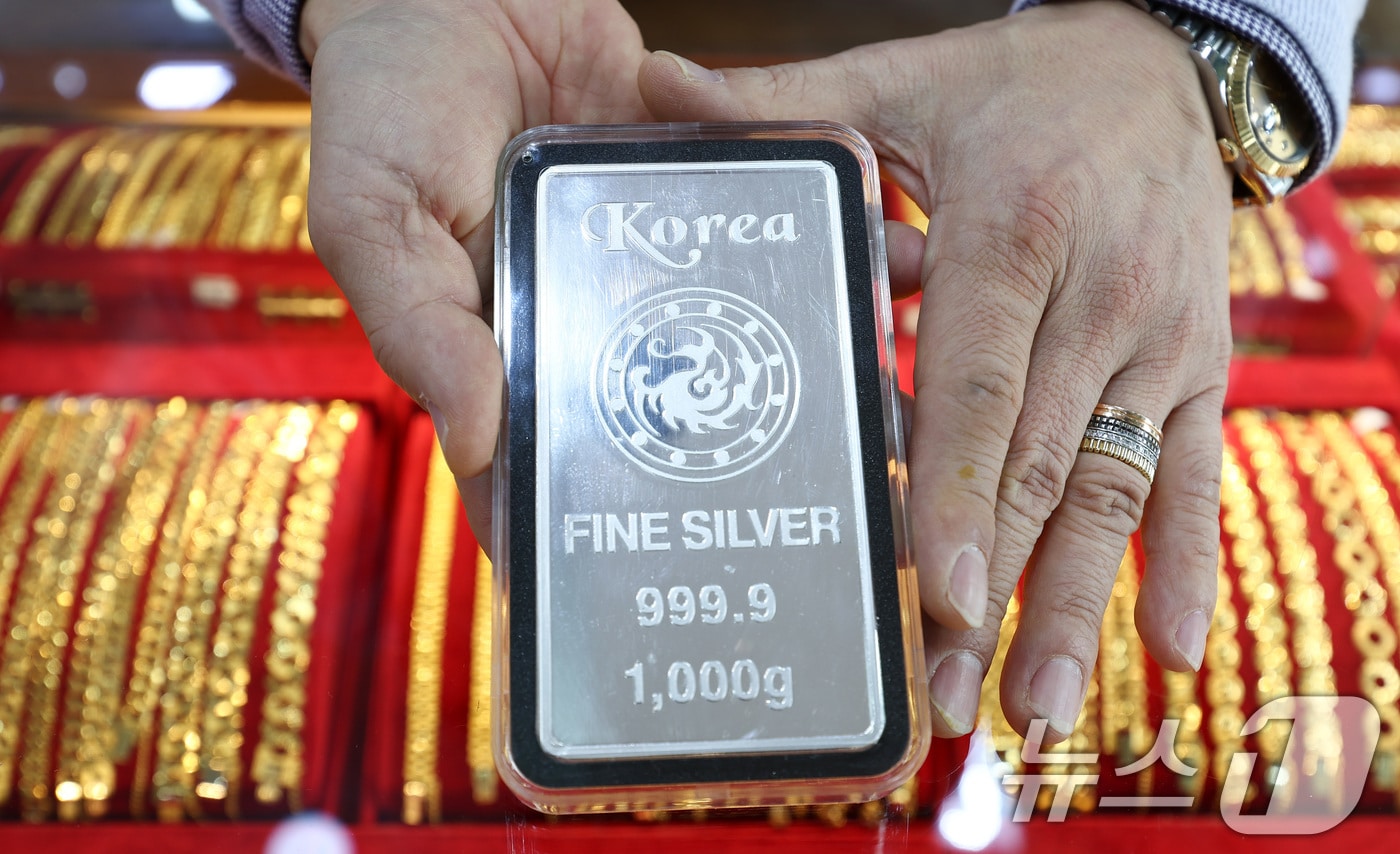 금·은 가격이 연일 고공행진하는 23일 서울 종로구 한 금은방에서 직원이 실버바를 정리하고 있다. 14시 24분 기준 현물기준 금 국 시세는 온스당 4천958.29달러, 은 시세는 98.67달러를 기록중이다. 2026.1.23/뉴스1 ⓒ News1 최지환 기자