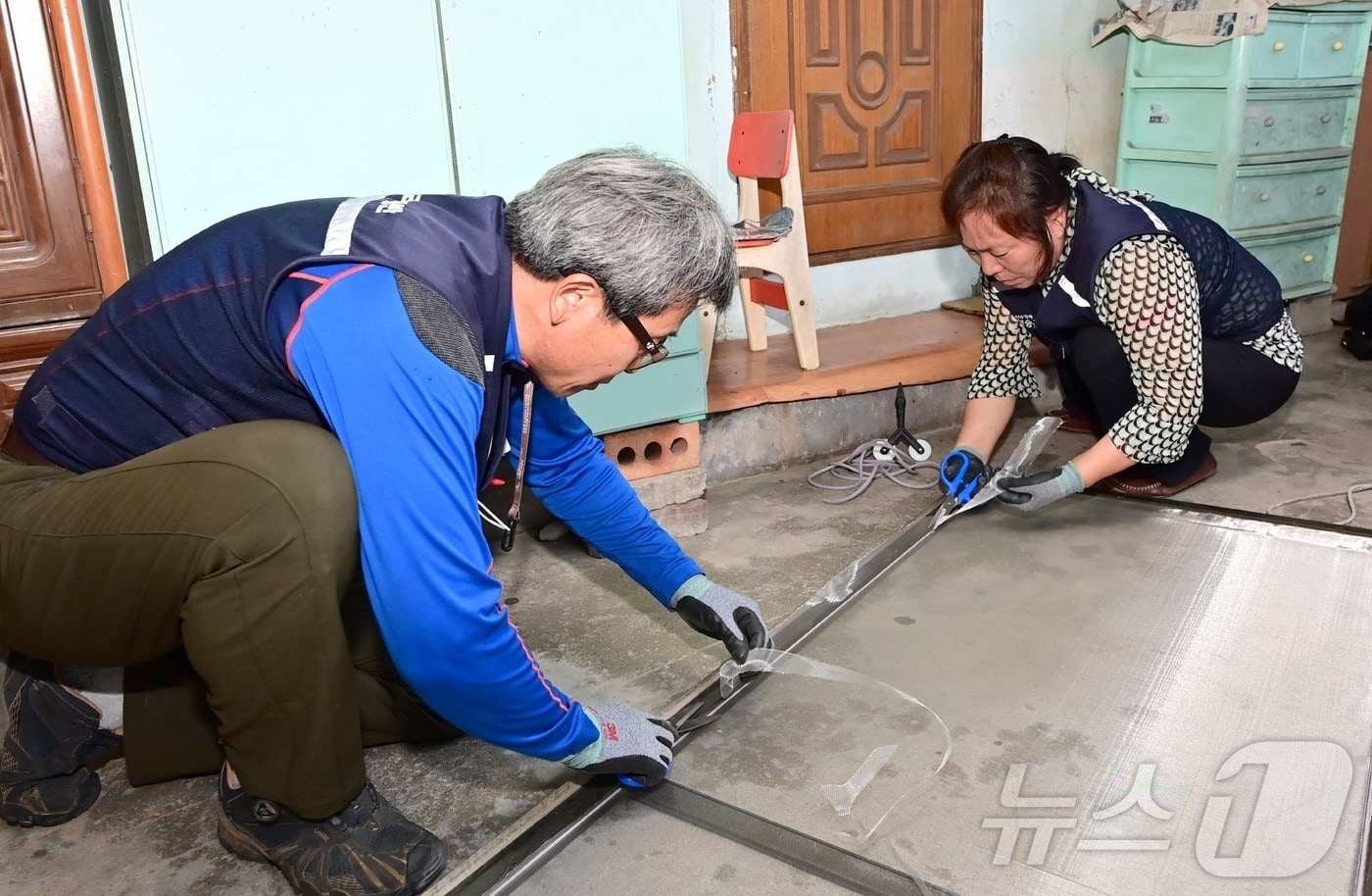 경북 청송군이 운영 중인 ‘8282 민원처리 서비스’가 생활 속 불편을 신속히 해결하는 현장 중심 행정으로 주민들의 호응을 얻고 있다. ⓒ News1 김대벽기자